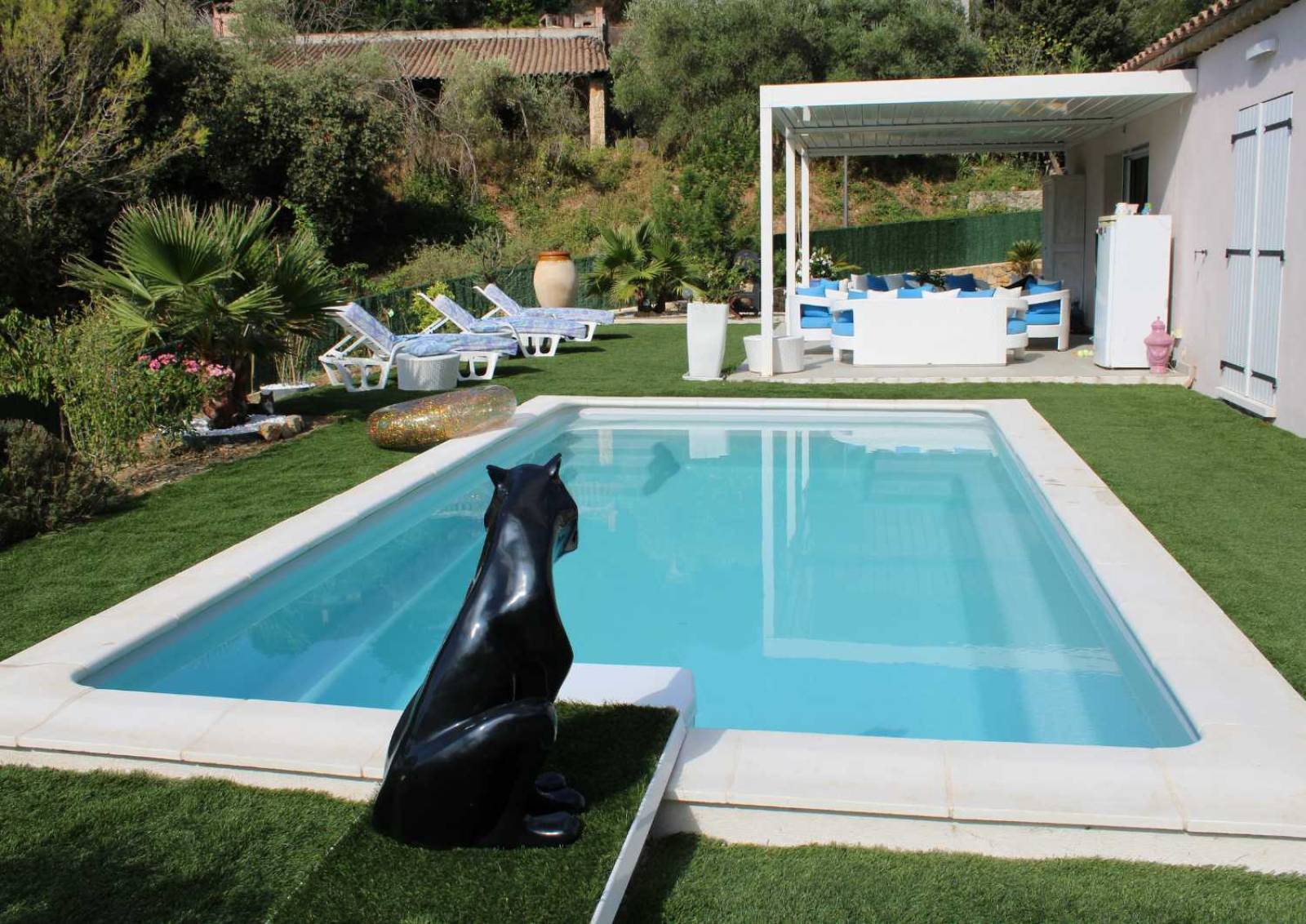 Piscine Shooter 6,20 m installée à Toulon, idéale pour les petits jardins et les espaces urbains.