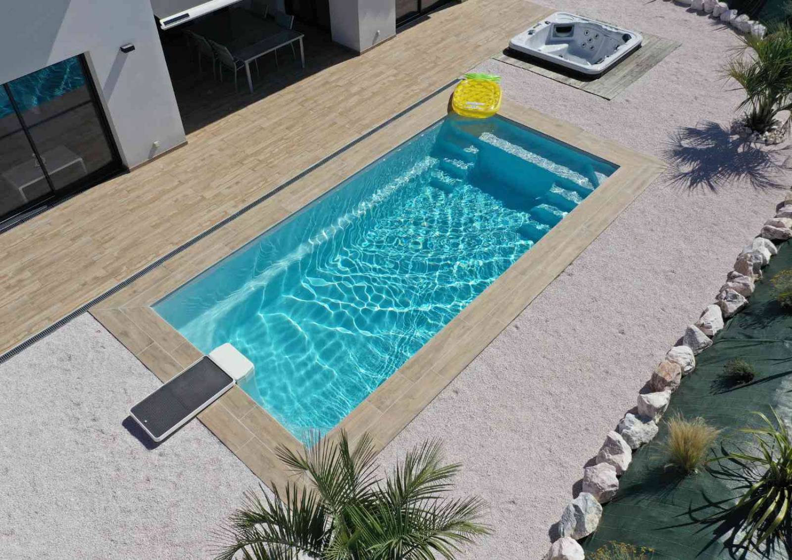 Bassin contemporain Shooter 8,20 m installé à Cavalaire-sur-Mer.