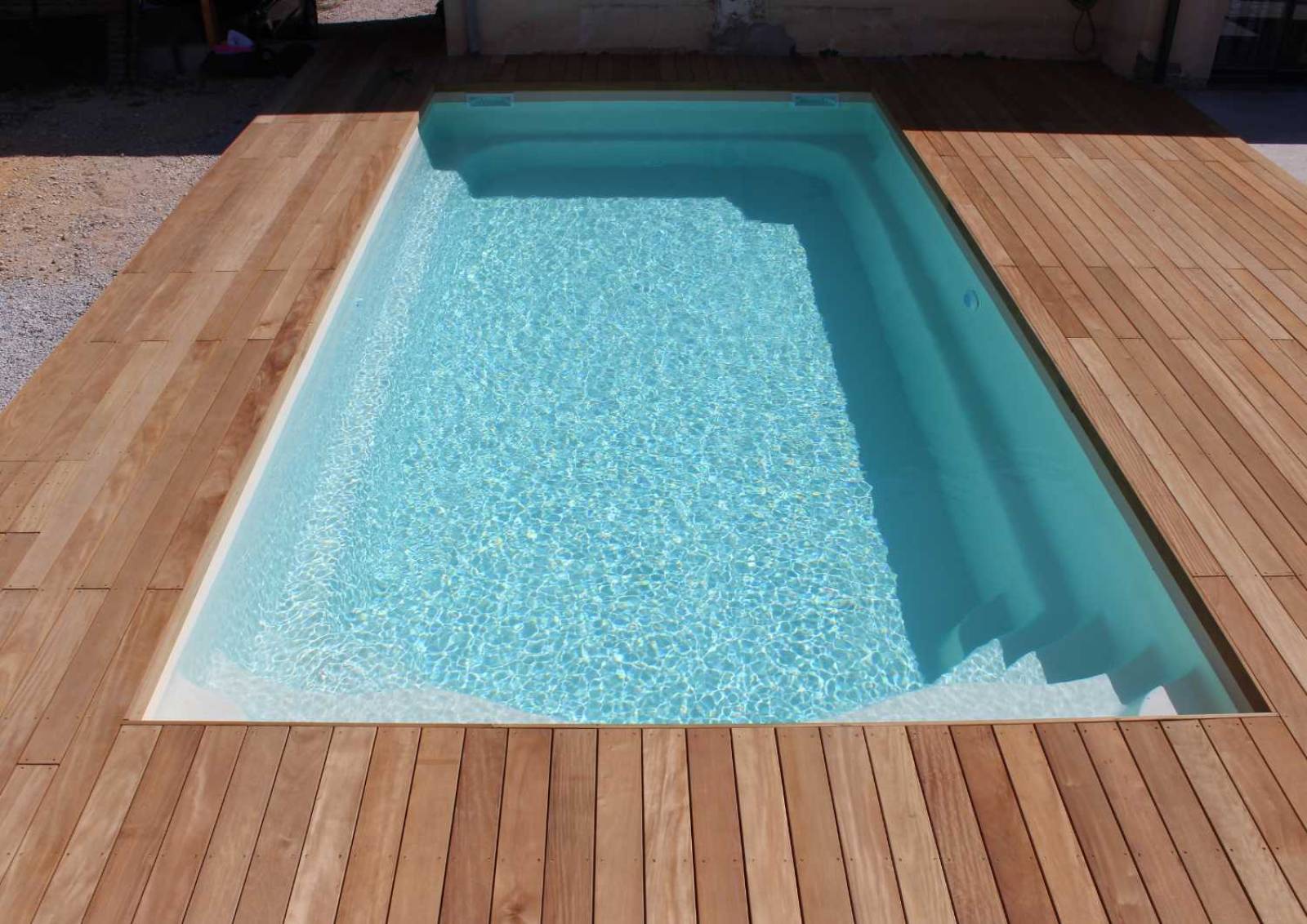 Piscine coque polyester Manhattan 5 m installée à Toulon, parfaite pour les petits jardins.