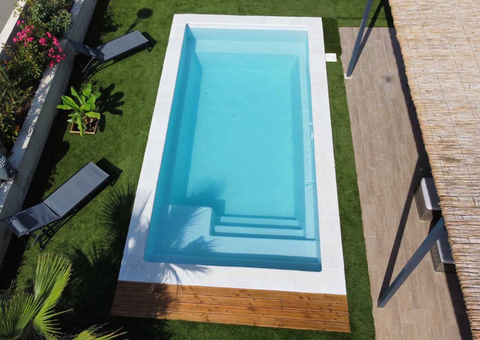 Piscine Sherry Lounge 6,30 m intégrée dans un jardin familial à Saint-Raphaël.