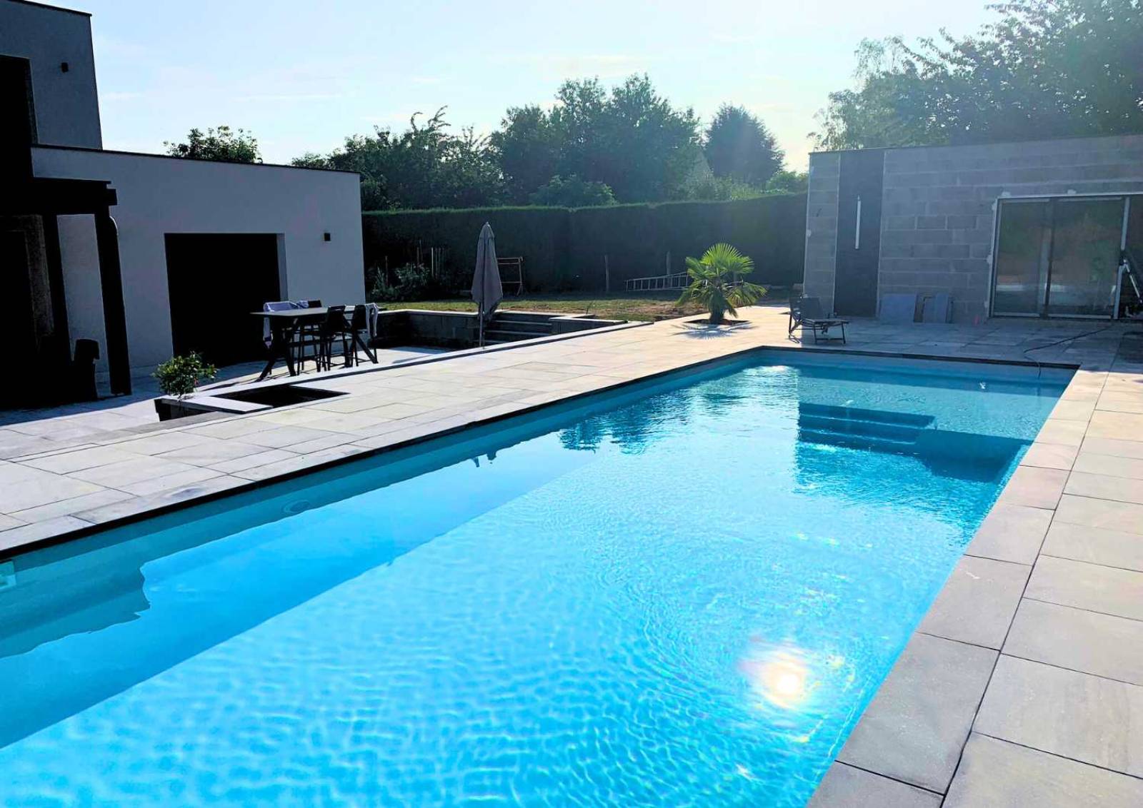 Piscine coque Sherry Lounge XXL 11,30 m avec grand escalier latéral à Fréjus.
