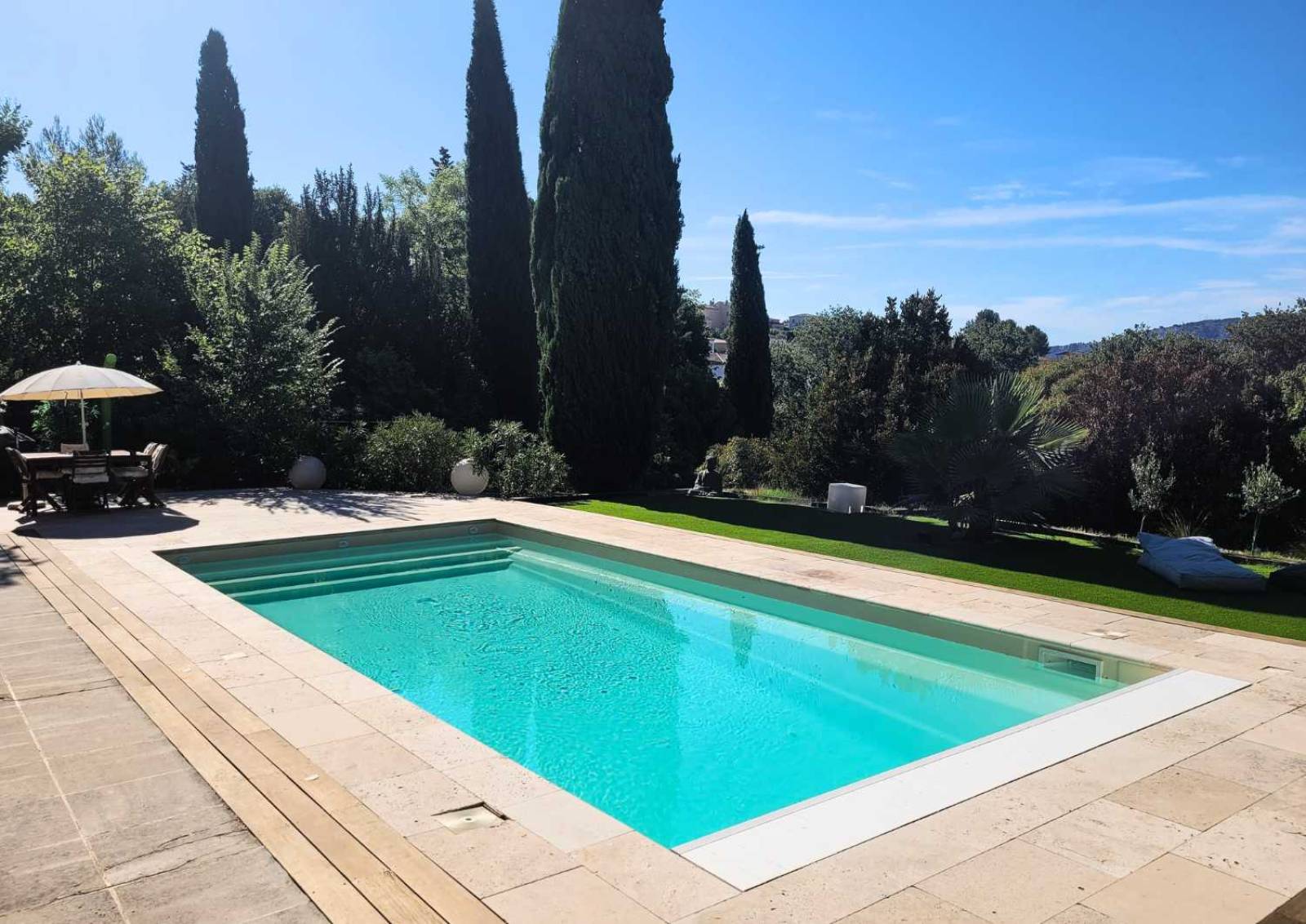 Piscine Flamingo 9 m avec fond incliné installée à Fréjus.