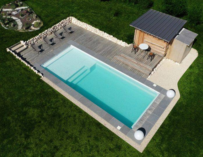 piscine coque avec grande plage immergée posée dans le Var