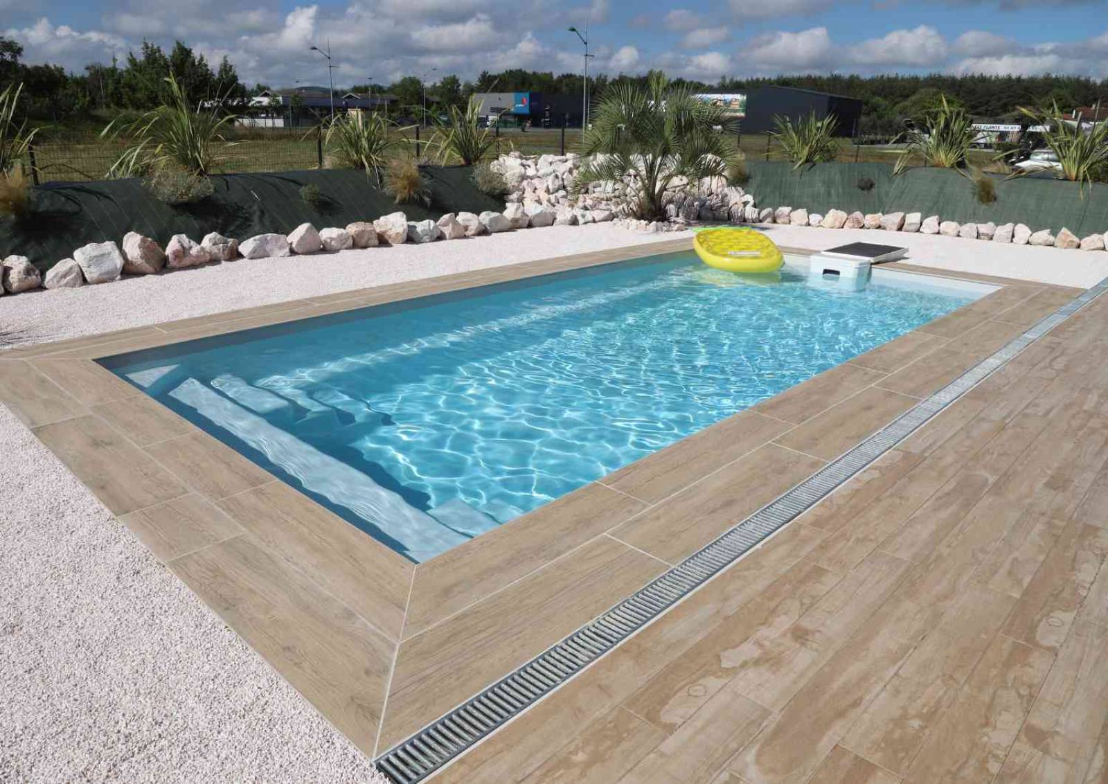 Bassin rectangulaire Shooter 8,20 m avec double escalier à Roquebrune-sur-Argens.