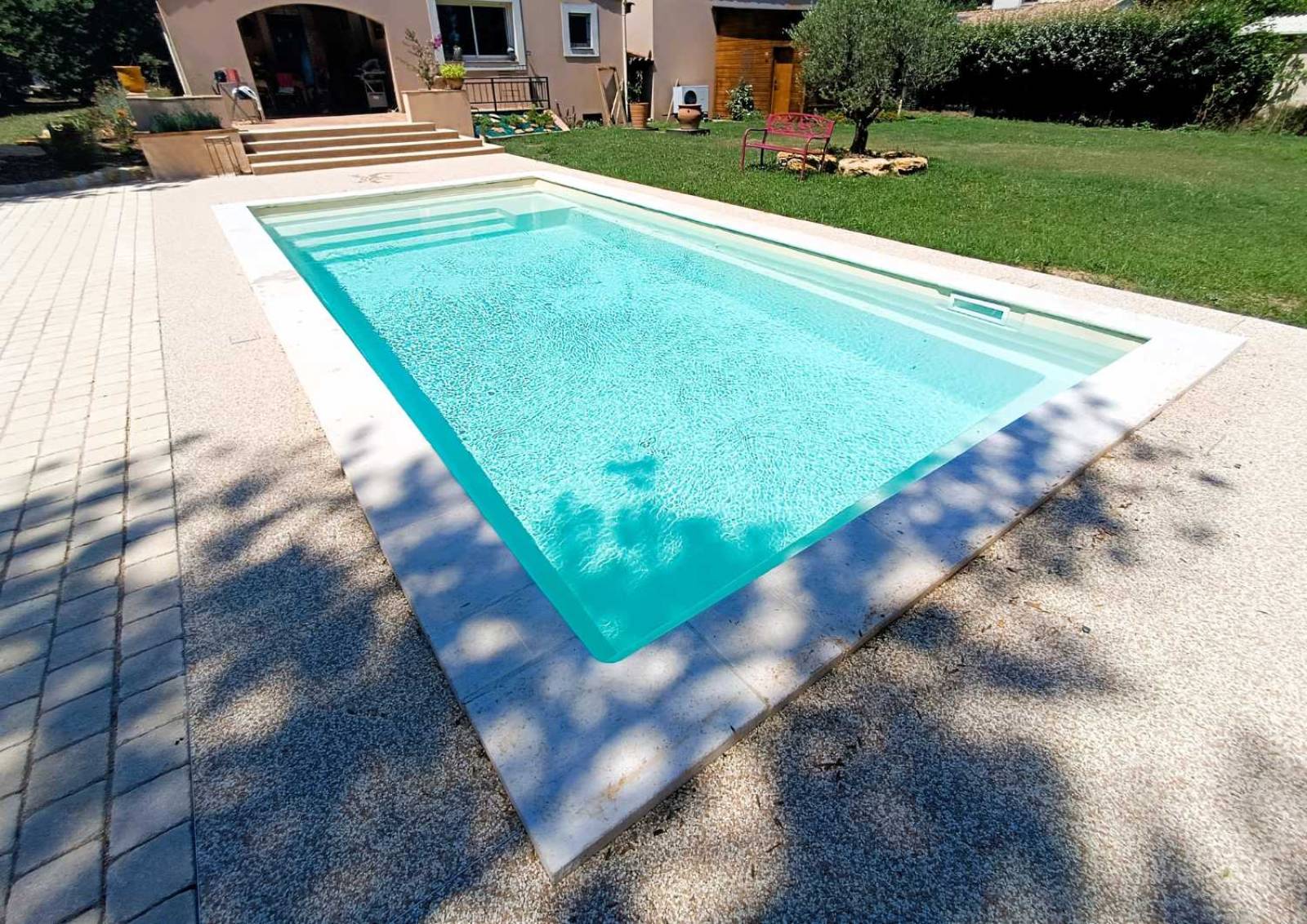 Installation d’une Sherry Lounge 8,30 m dans un grand terrain à Saint-Tropez.