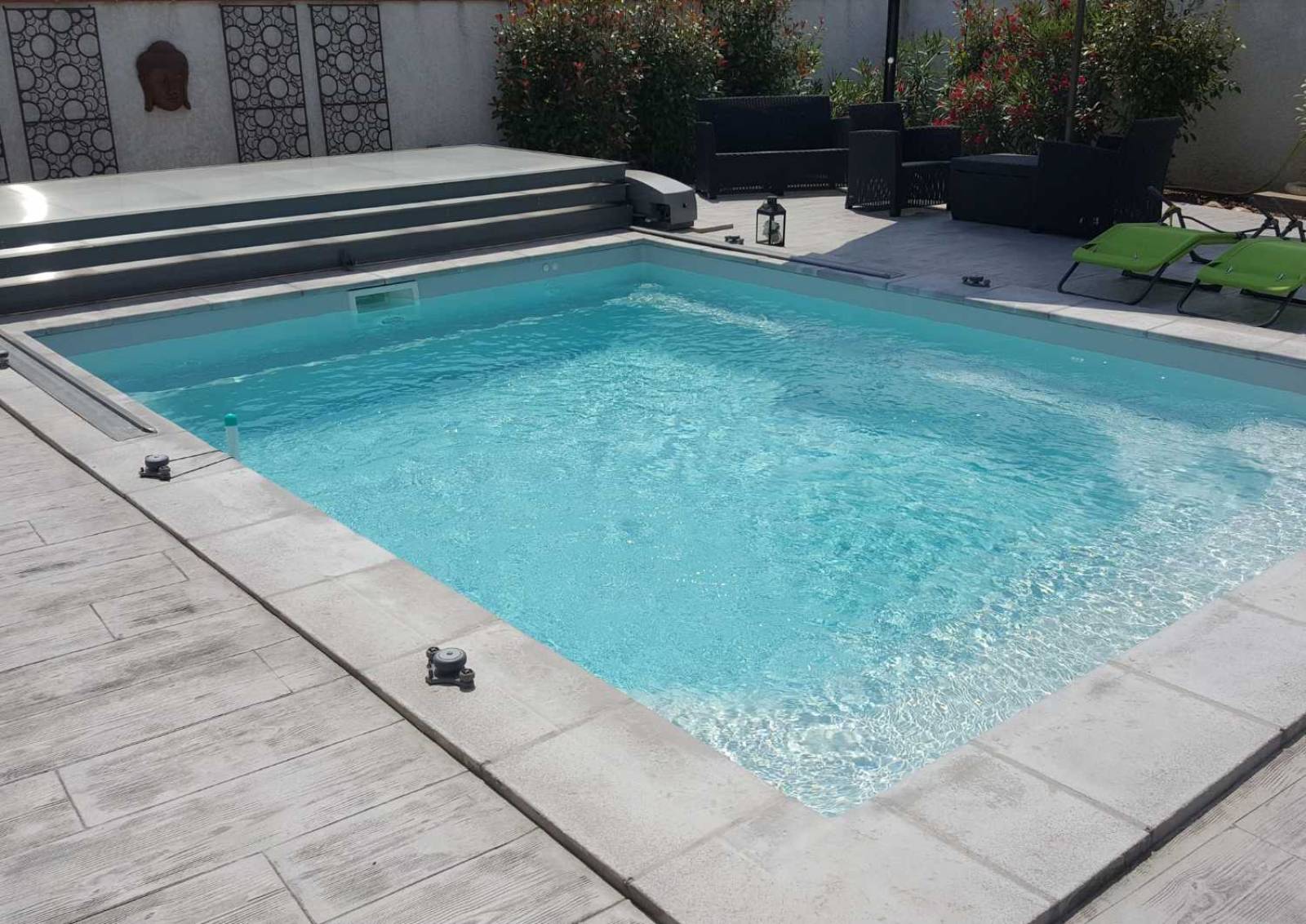 Manhattan 4 couleur gris moderne posée dans un petit jardin à Vidauban.