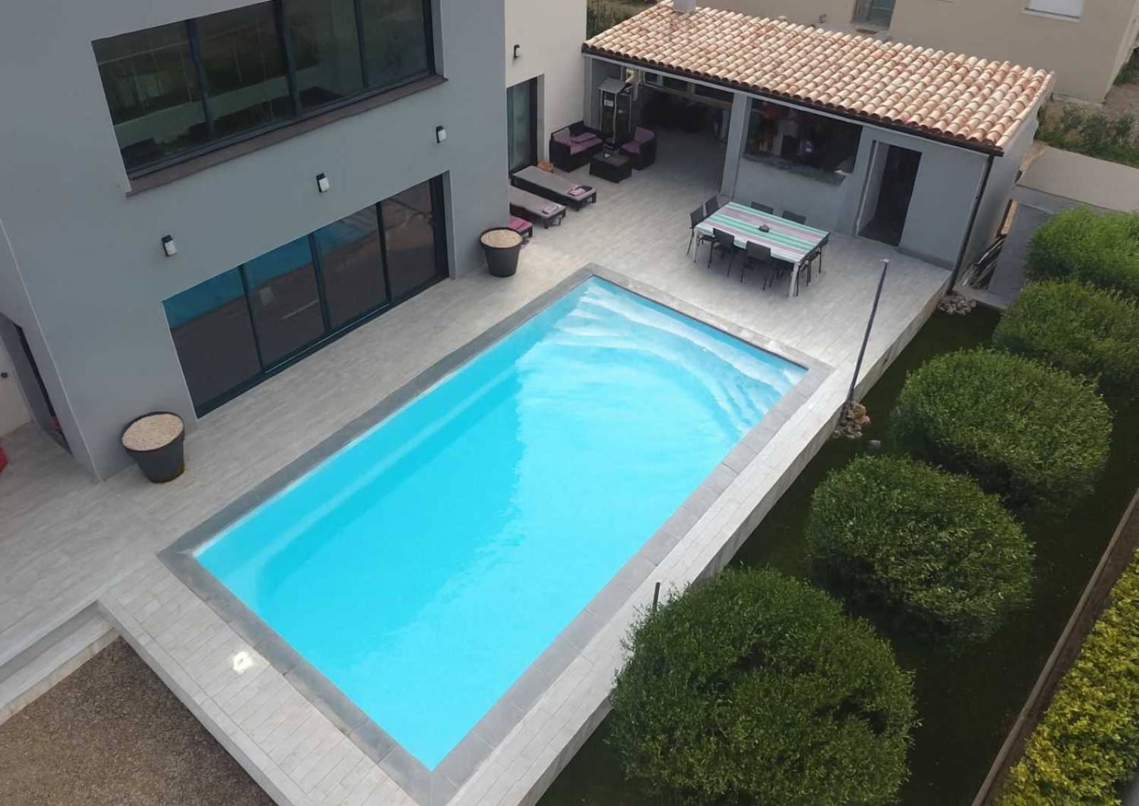 Manhattan 9 couleur beige conviviale installée à Bormes-les-Mimosas.