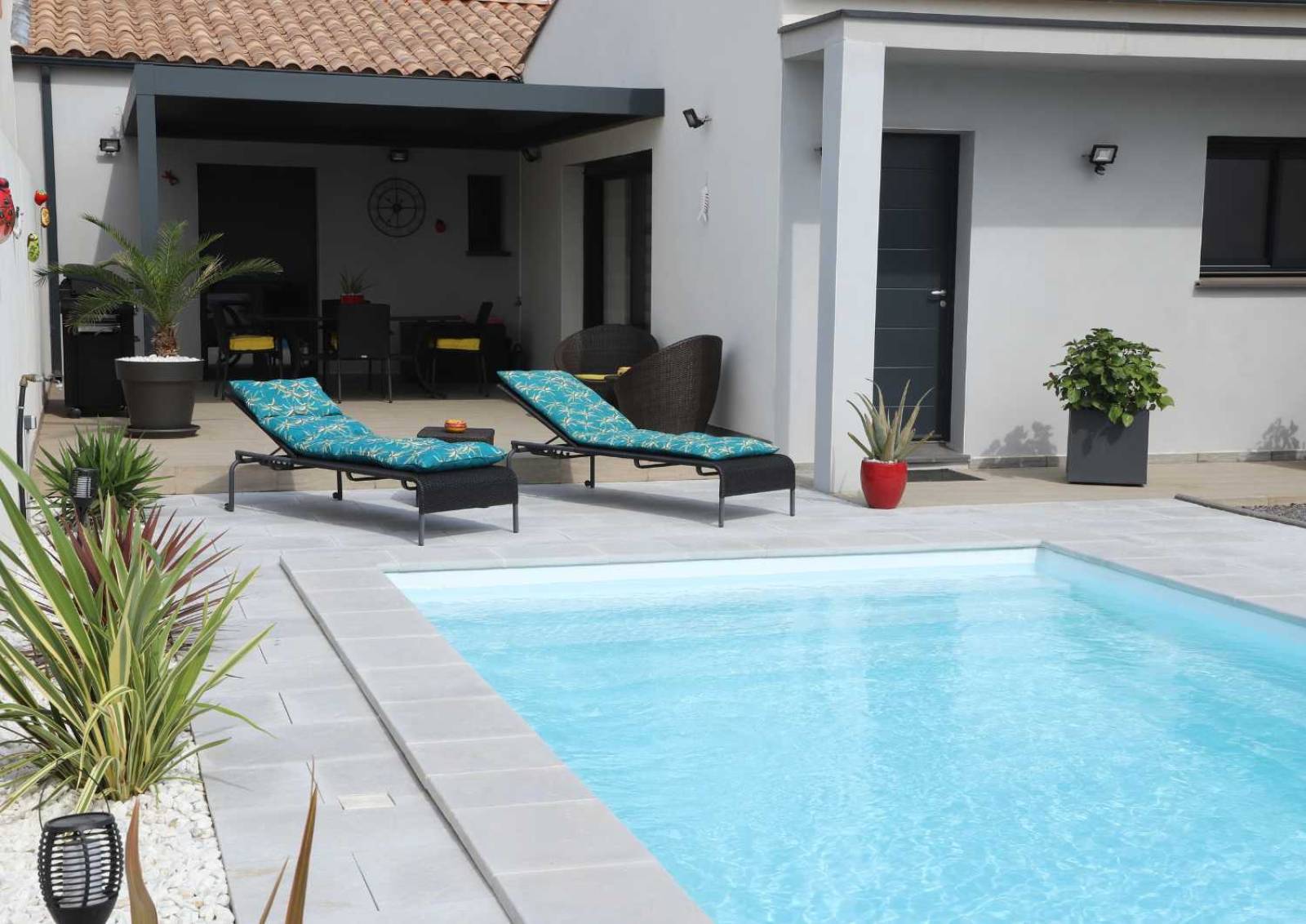 nstallation d’une Flamingo 7 m dans un jardin familial à Cavalaire-sur-Mer.