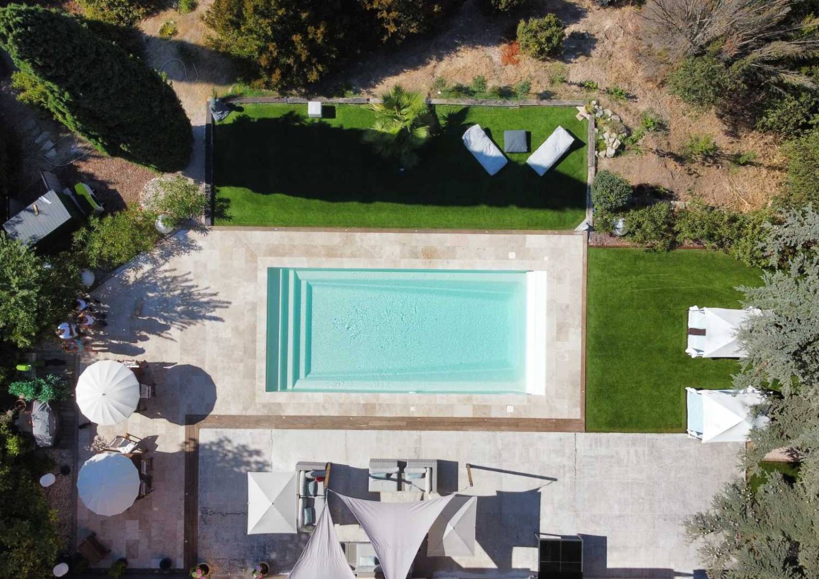 Flamingo 9 m couleur gris moderne posée dans un jardin familial à Brignoles.