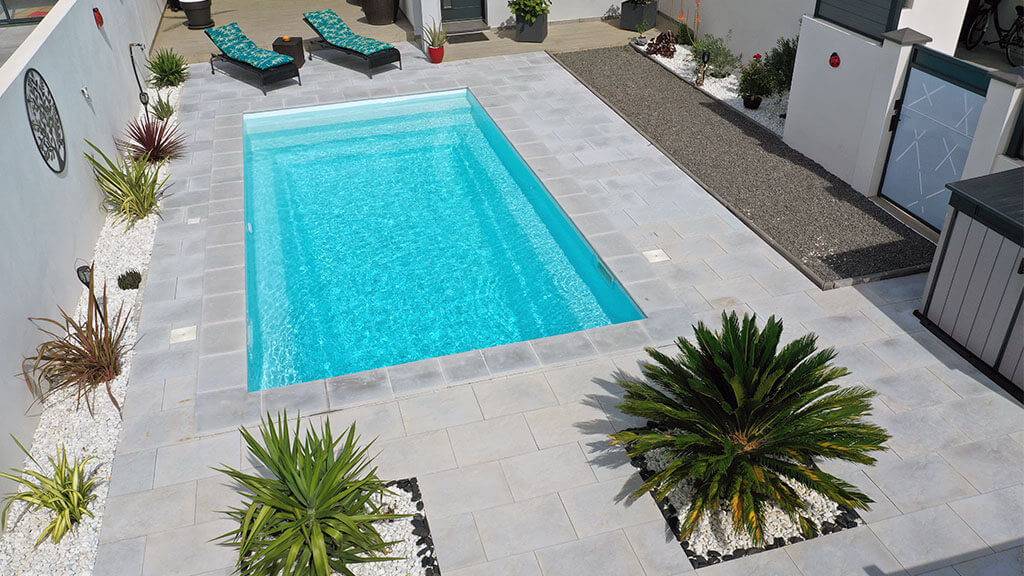aménagement de piscine dans la région de Brignoles (Var) avec plage et plantes