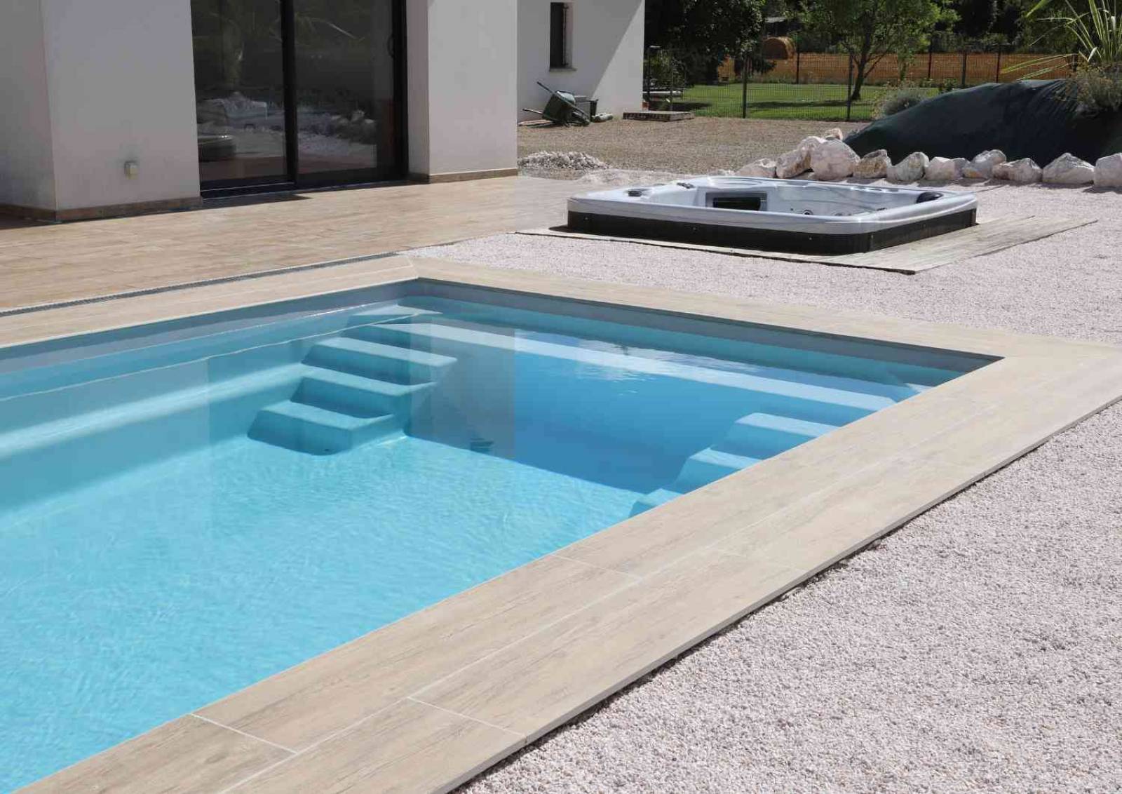 Piscine familiale Shooter 8,20 m couleur gris moderne à Vidauban.