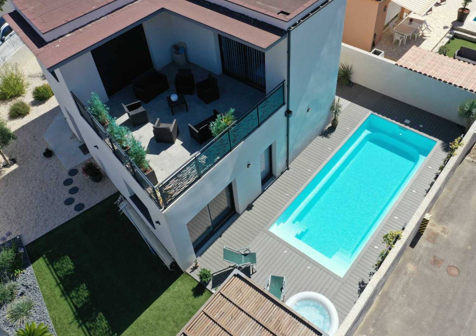 Piscine coque polyester 8X4 déstockage prix Toulon 83 Var