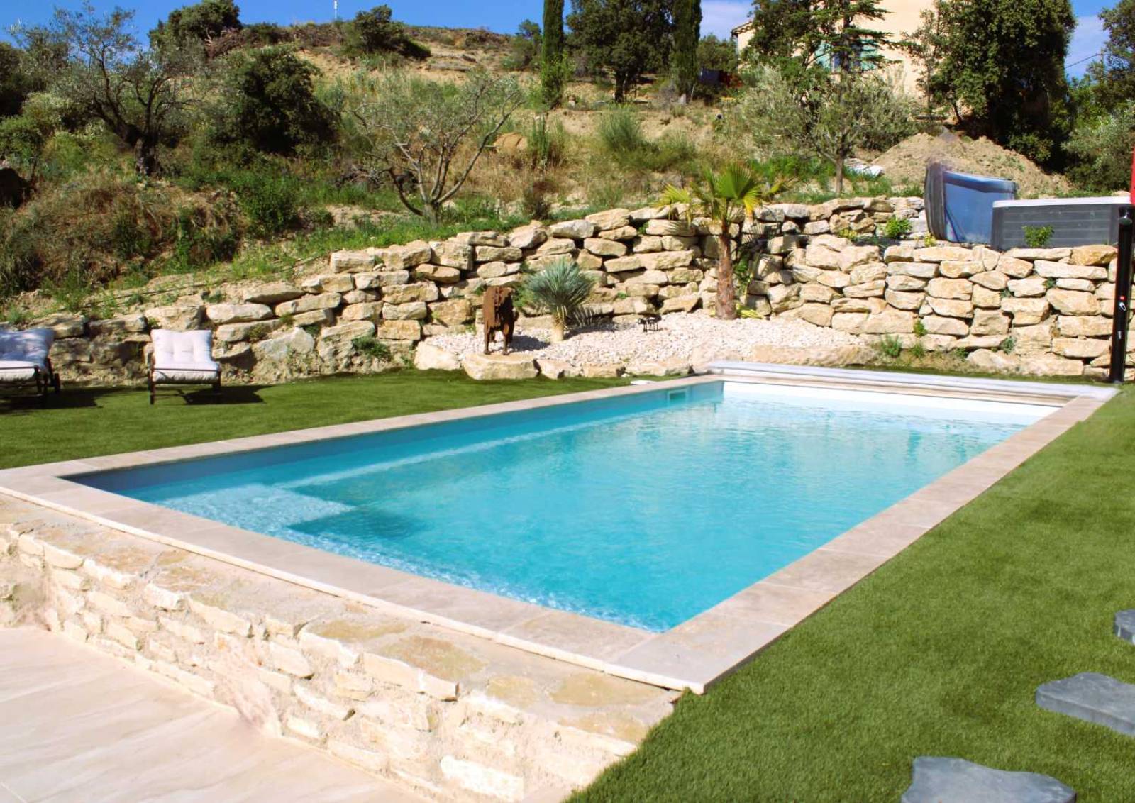 Piscine coque Sherry Lounge 8,30 m avec Safety Ledge sécurisant le bassin à Brignoles.