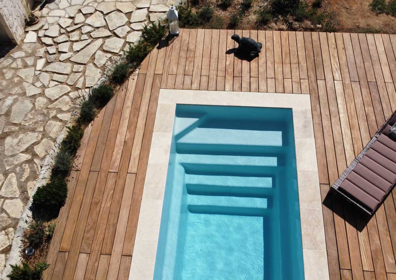 Installation d’une mini-piscine Shooter 4 design à Roquebrune-sur-Argens.