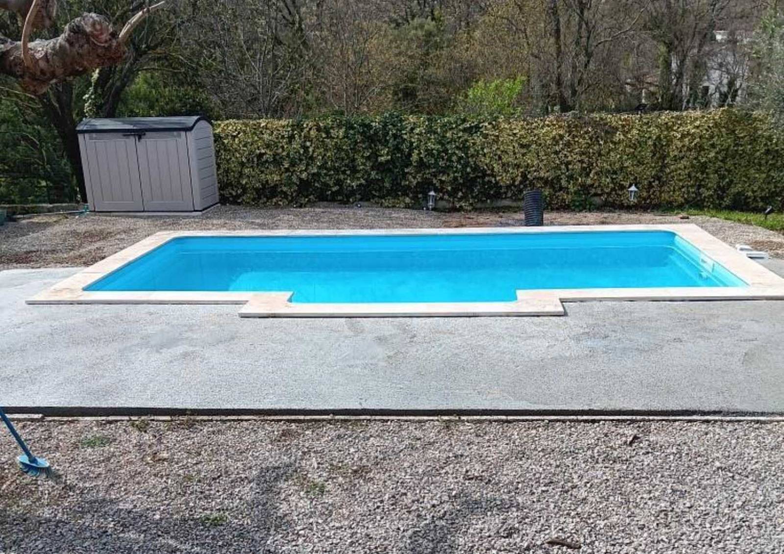 Paloma 7 m couleur gris moderne posée dans un jardin à Cavalaire-sur-Mer.