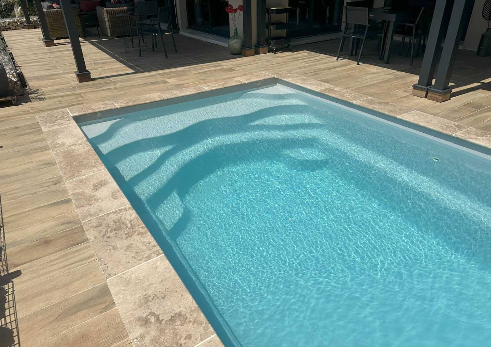Installation d’une piscine Manhattan 5 m dans un petit jardin à Sanary-sur-Mer.