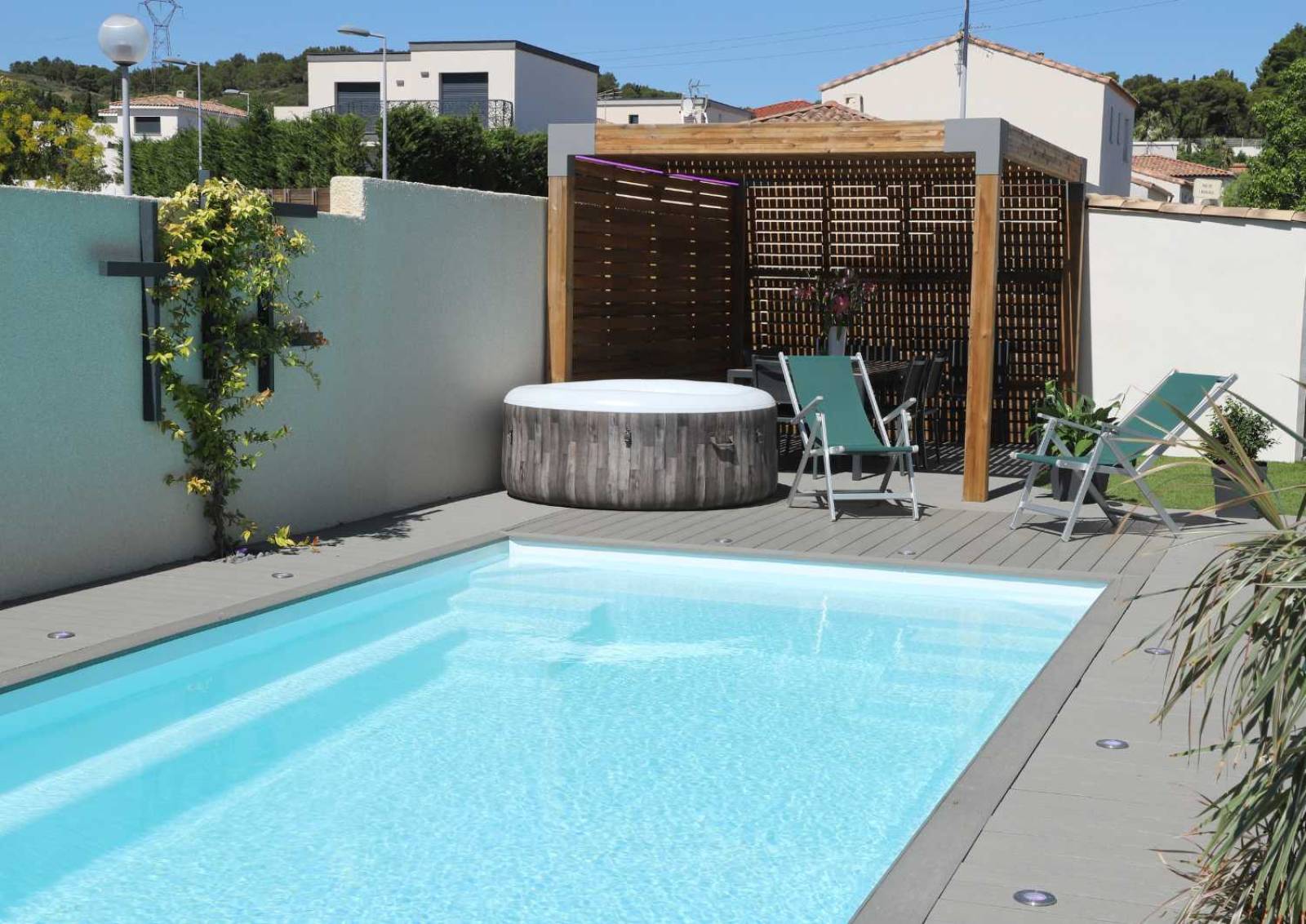 Installation d’une Sunshine 8,20 m moderne à Saint-Tropez.