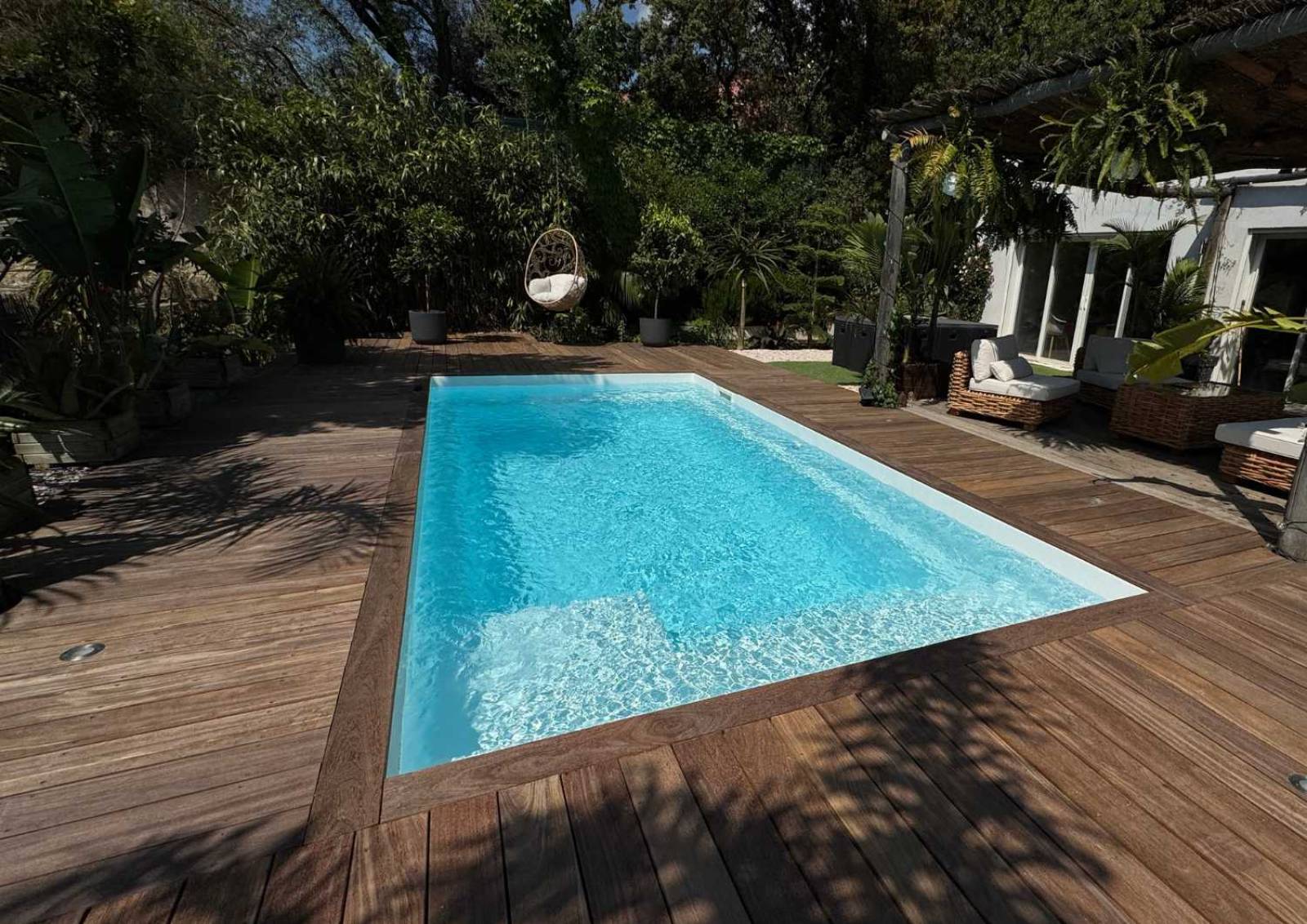 Piscine coque Sherry Lounge 6,30 m avec Safety Ledge sécurisant le bassin à Brignoles.