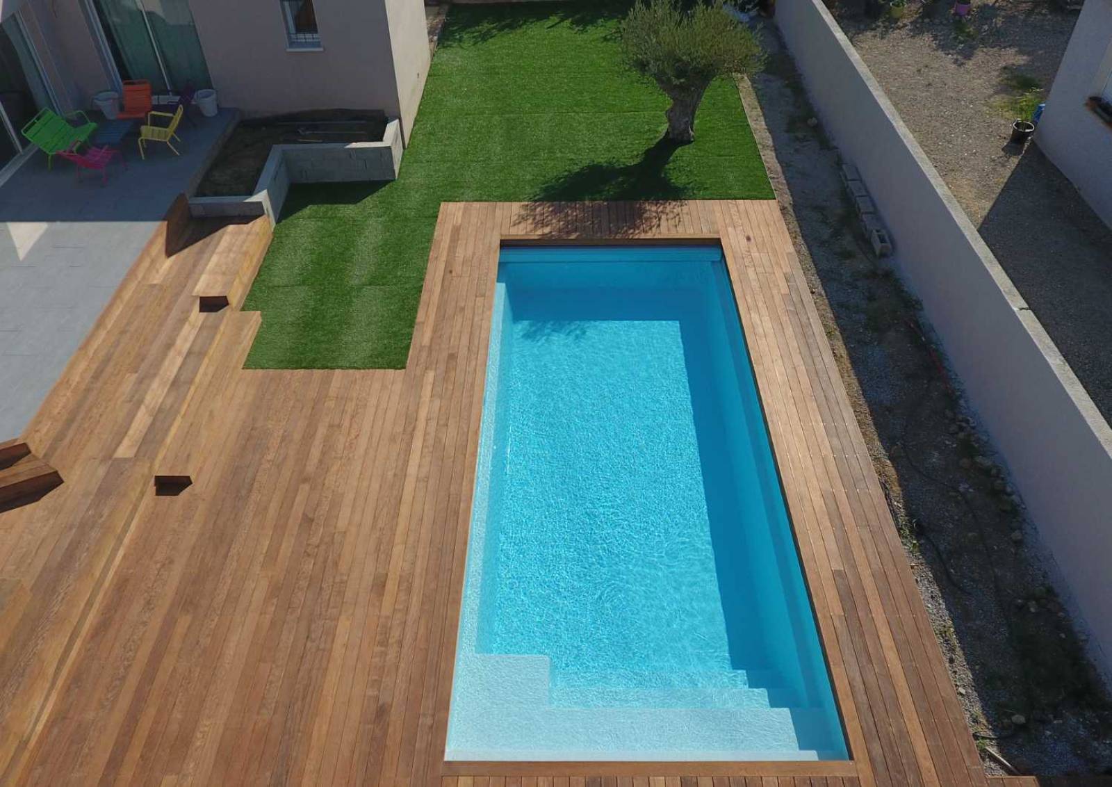 Installation d’une Sherry Lounge 9,30 m dans un grand jardin à Saint-Tropez.