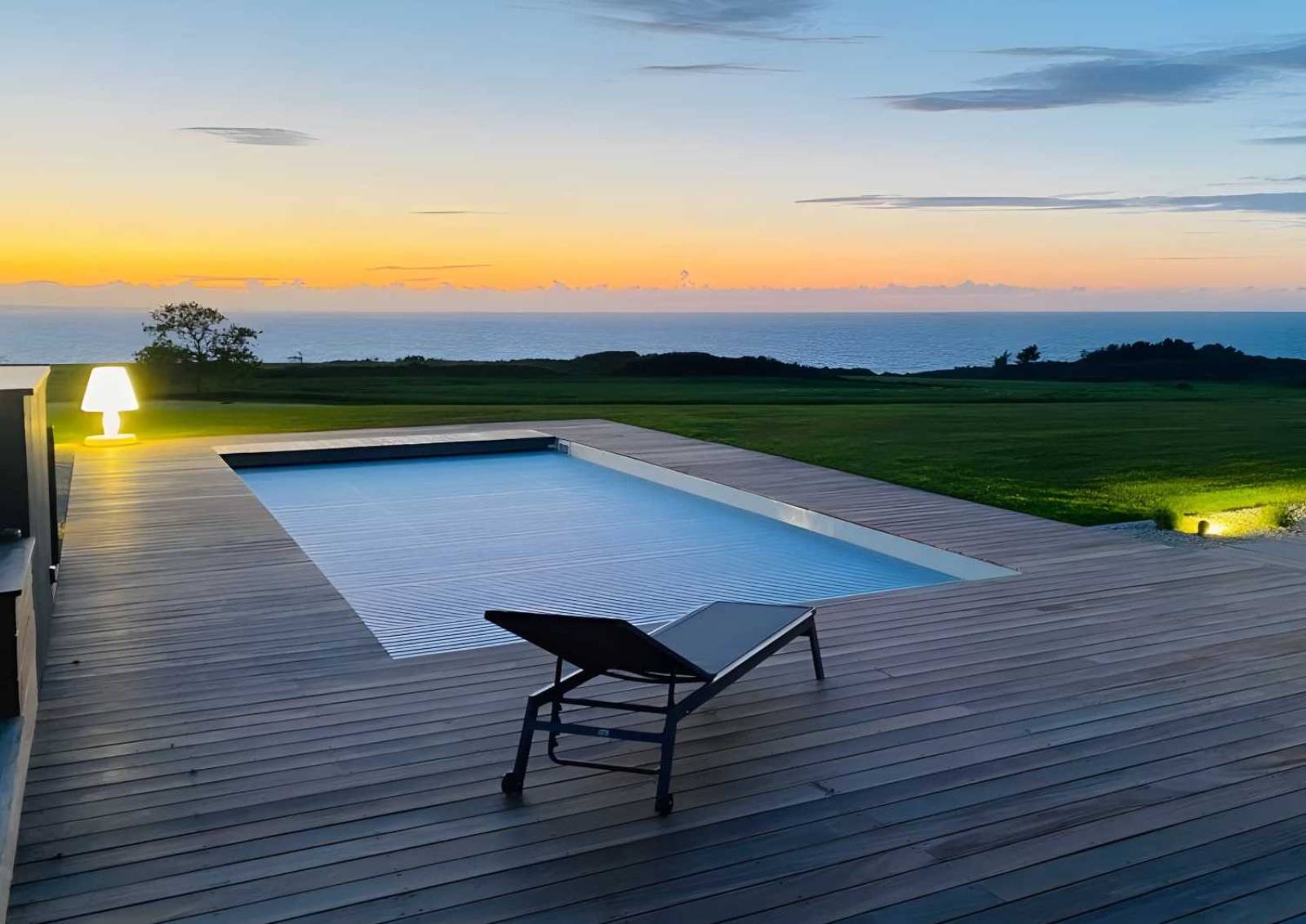 Piscine moderne Sherry Lounge XL 10,30 m installée à Roquebrune-sur-Argens.