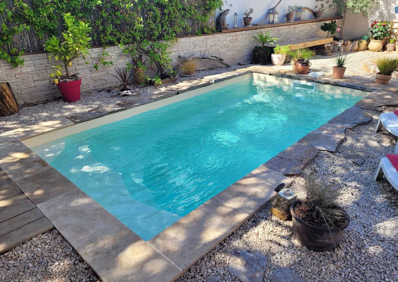 Piscine compacte Manhattan 4 avec marches arrondies posée à Bormes-les-Mimosas.