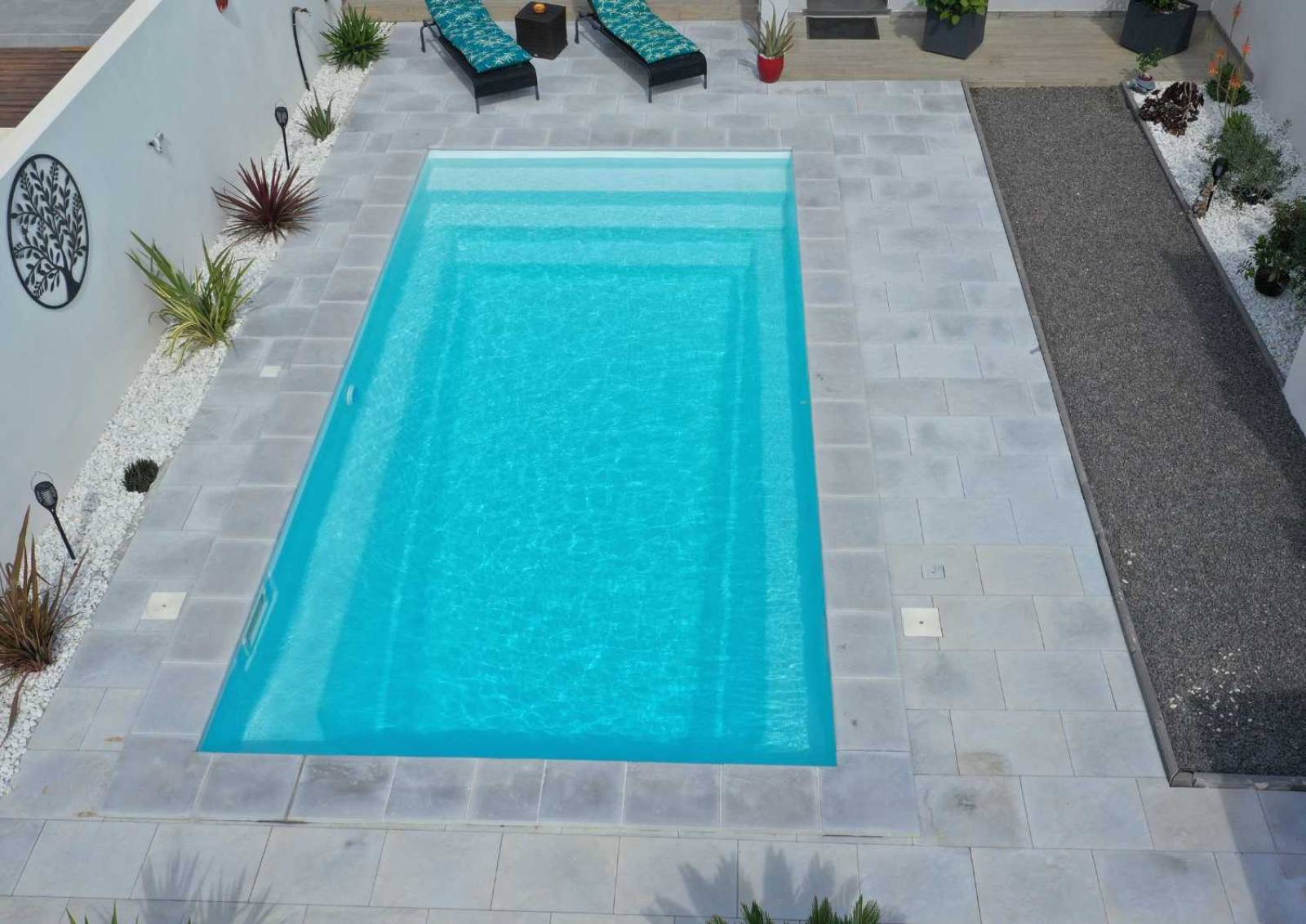 Piscine Flamingo 7 m parfaite pour nage et détente posée à Brignoles.