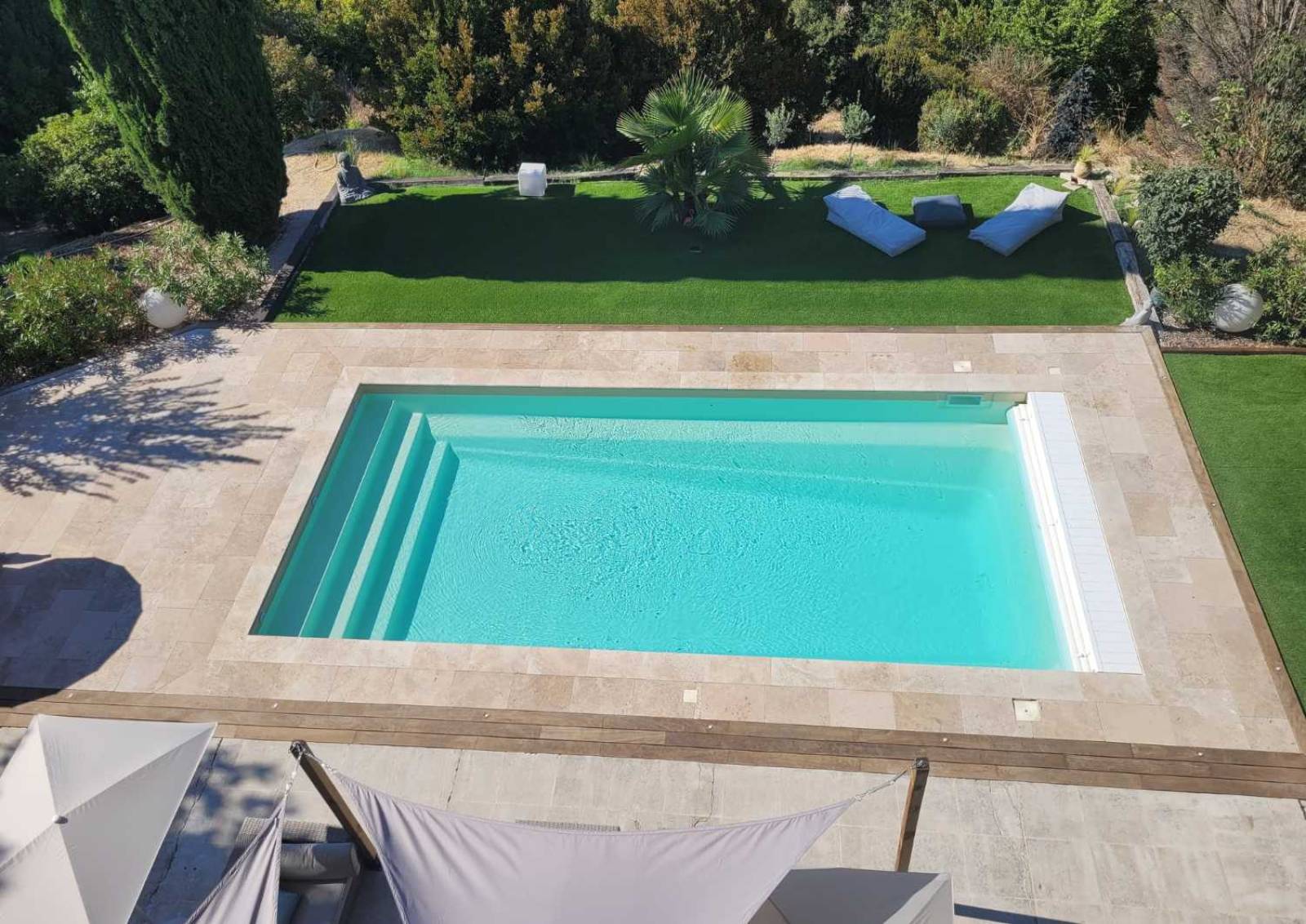 Piscine Flamingo 9 m installée à Cavalaire-sur-Mer avec espace de nage généreux.