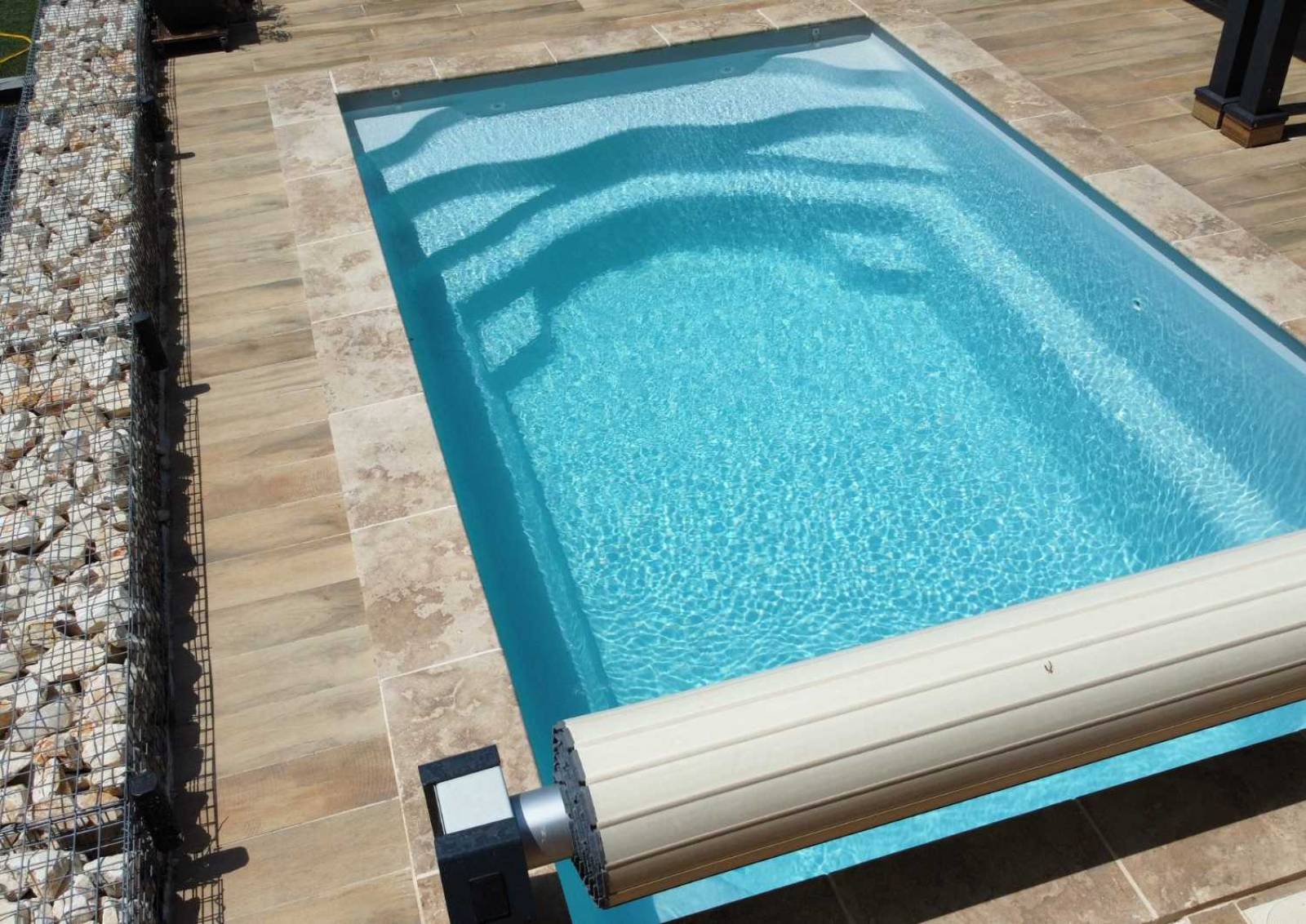 Piscine coque Manhattan 5 m posée à Roquebrune-sur-Argens, design moderne et convivial.