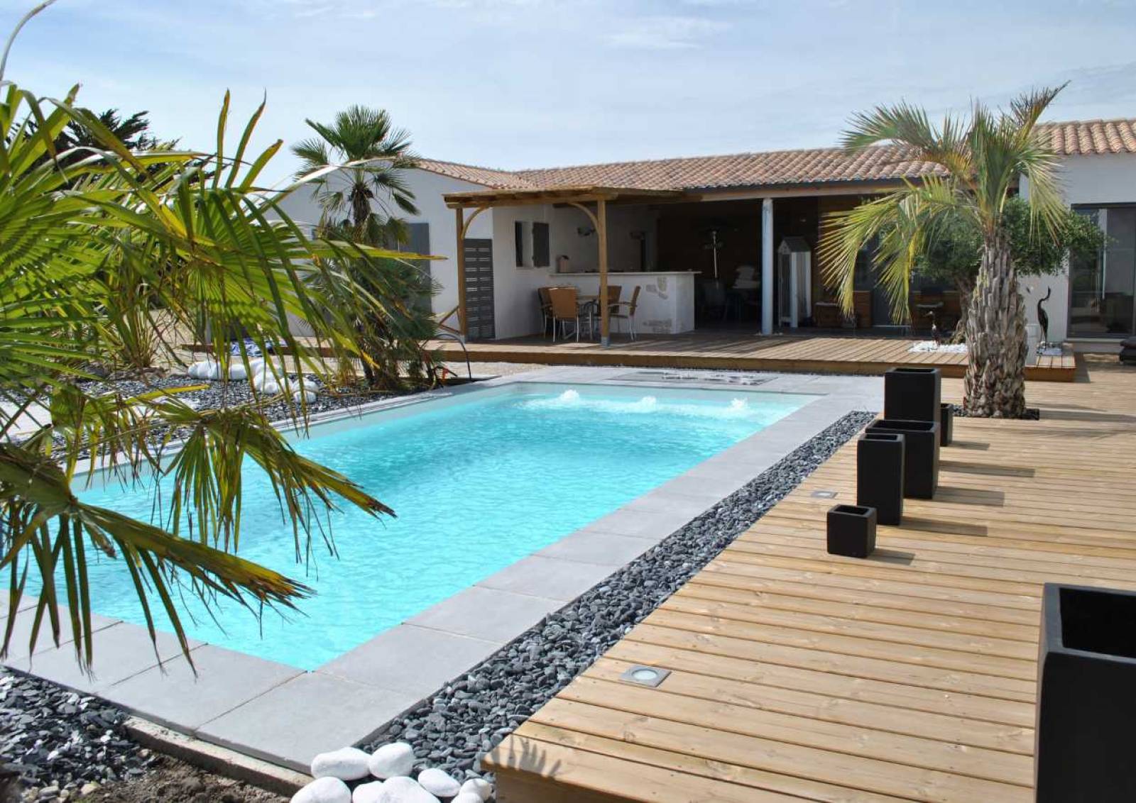 Bassin Manhattan 6 m installé à Brignoles, alliant élégance et confort.