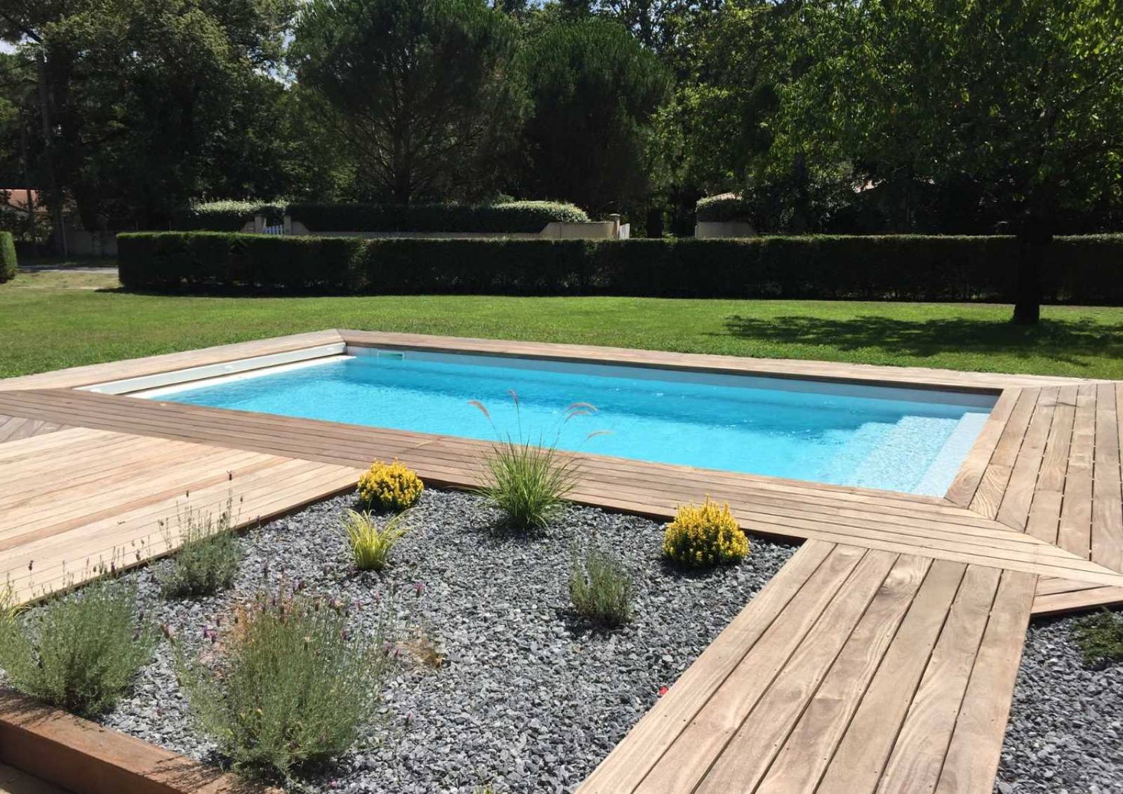 Piscine Sherry Lounge 7 m avec plage immergée spacieuse posée à Roquebrune-sur-Argens.