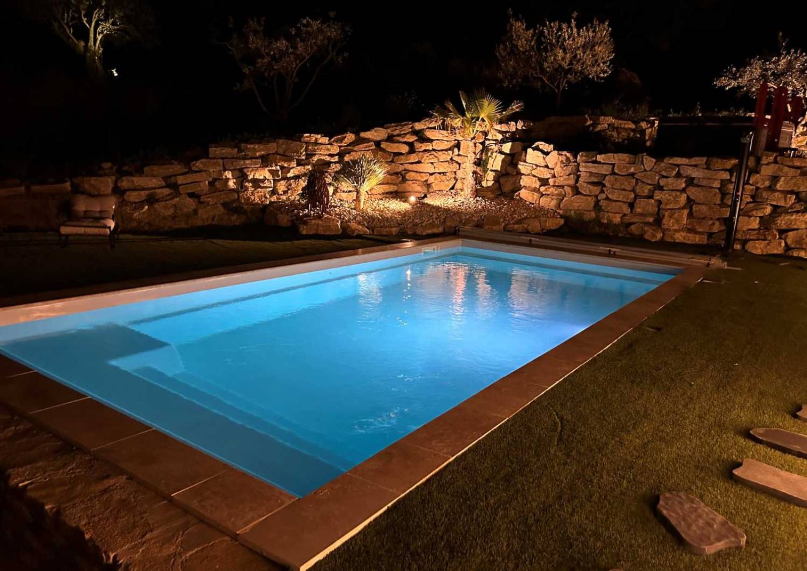 Sherry Lounge 8,30 m avec volet roulant immergé Cover’In installé à Le Lavandou.