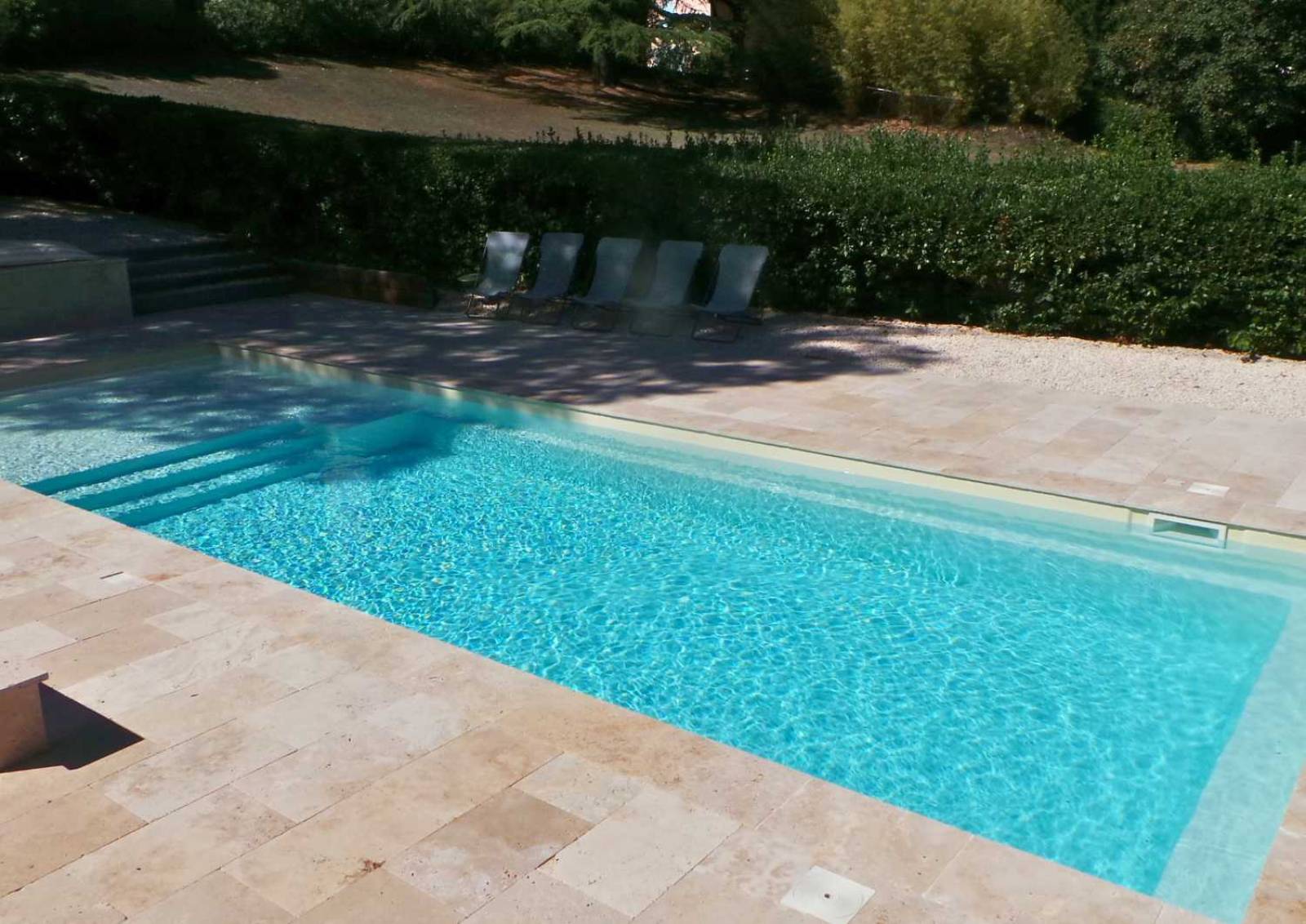 Piscine Sherry Lounge XXL 11,30 m intégrée dans un extérieur contemporain à Vidauban.