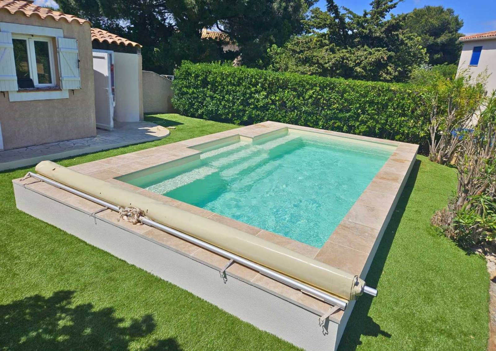 Piscine coque Paloma 10 avec Safety Ledge sécurisant le bassin à Cavalaire-sur-Mer.