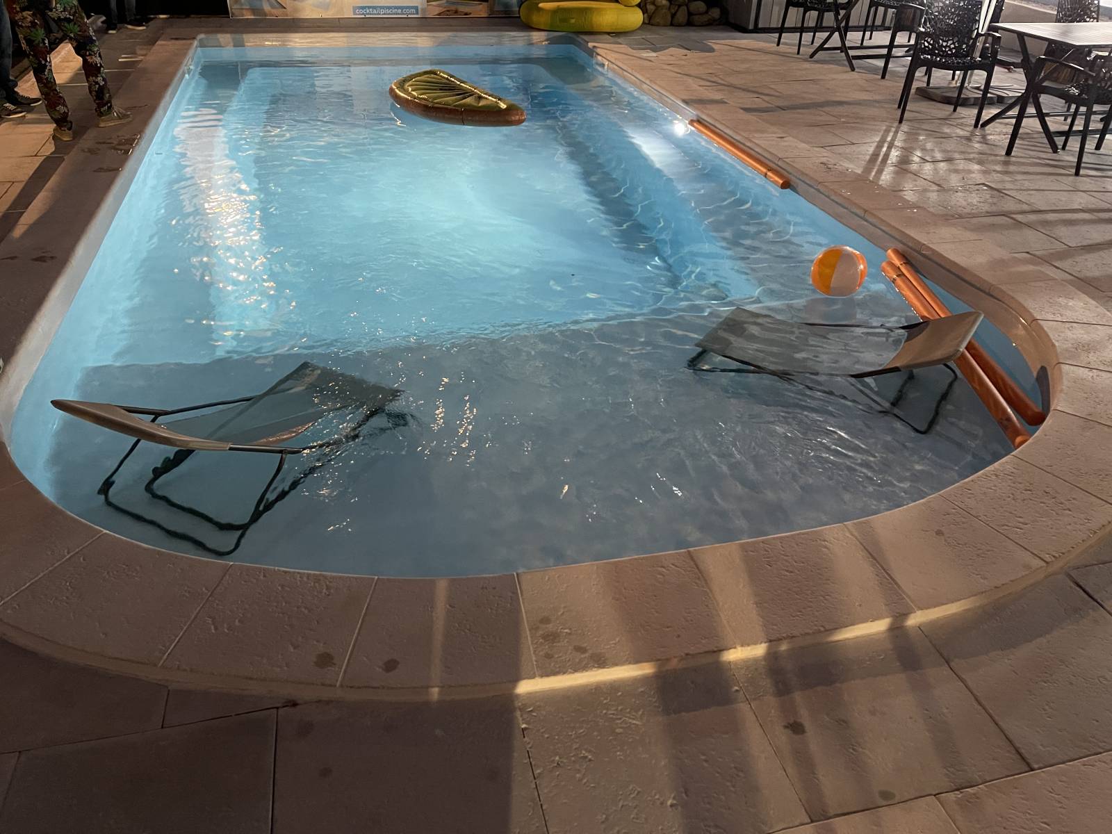 Piscine coque long island sur la foire de marseille avec plage immergée