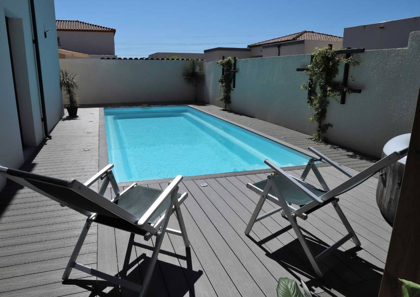 Piscine rectangulaire Sunshine 8,20 m couleur bleu installée à Brignoles.