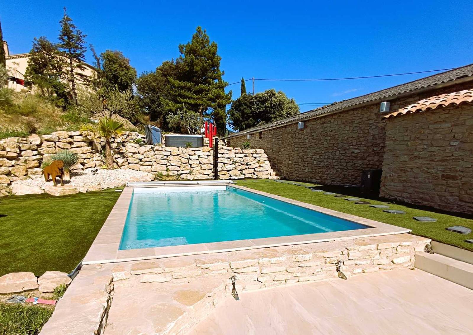 Piscine coque Sherry Lounge 8,30 m avec Safety Ledge sécurisant le bassin à Brignoles.