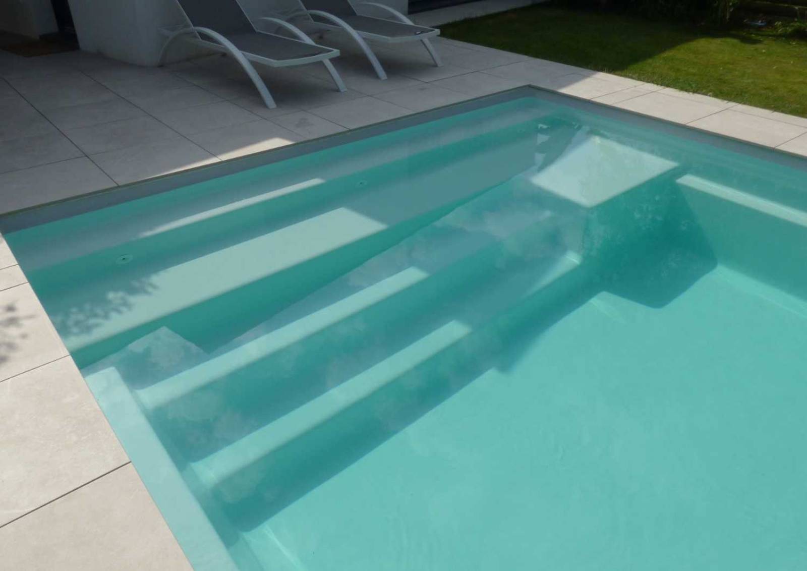 Piscine Sherry Lounge 9,30 m installée à Cavalaire-sur-Mer avec grande plage immergée.