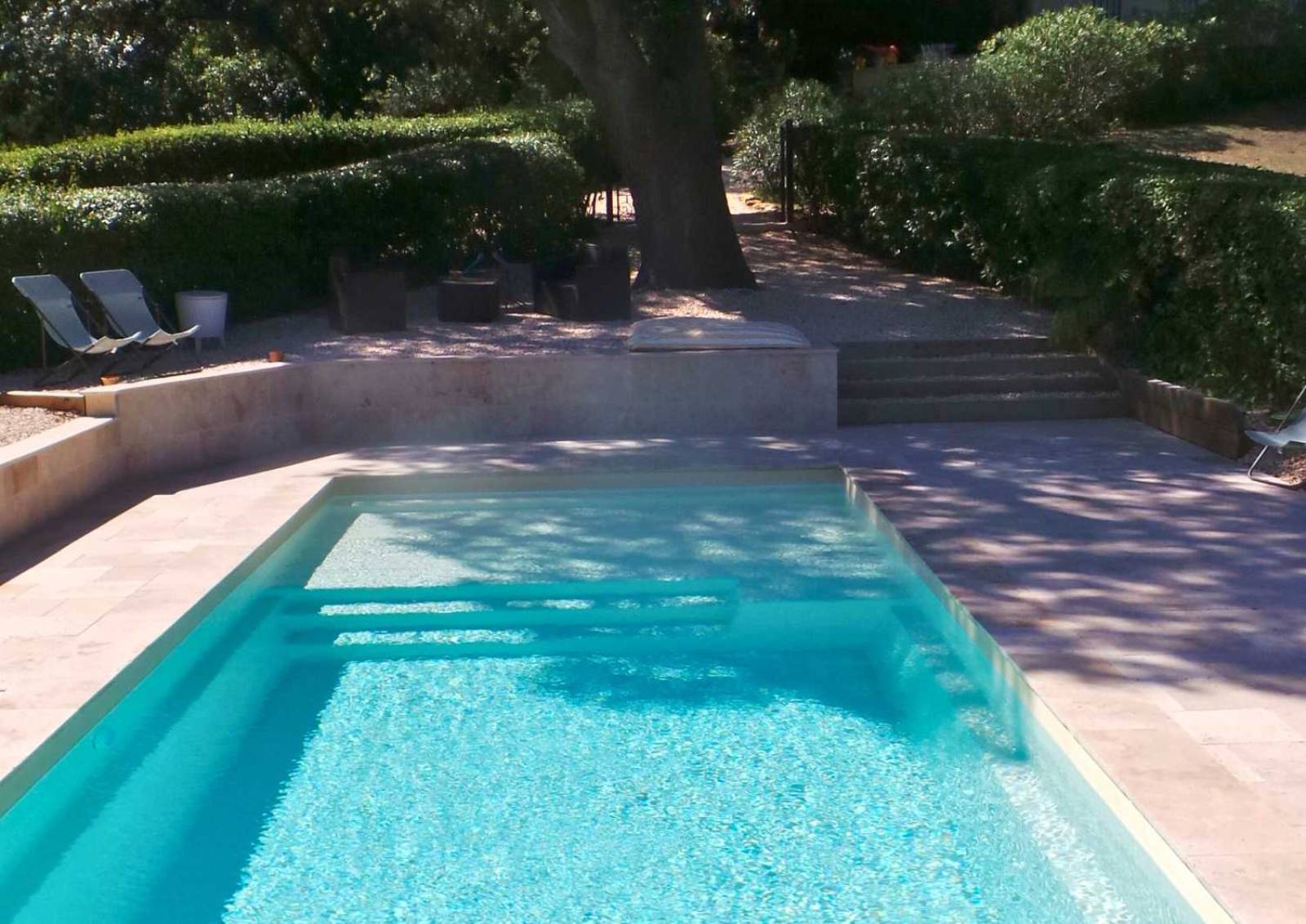 Installation d’une Sherry Lounge XXL 11,30 m dans un grand jardin à Le Lavandou.