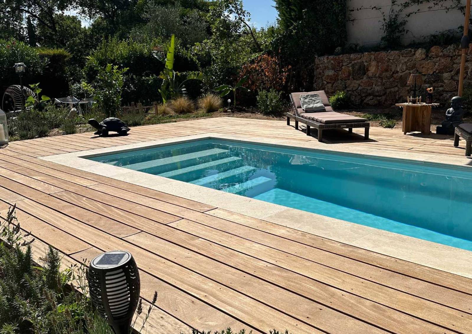 Mini-piscine Shooter 4 avec installation simple et rapide posée à Cavalaire-sur-Mer.