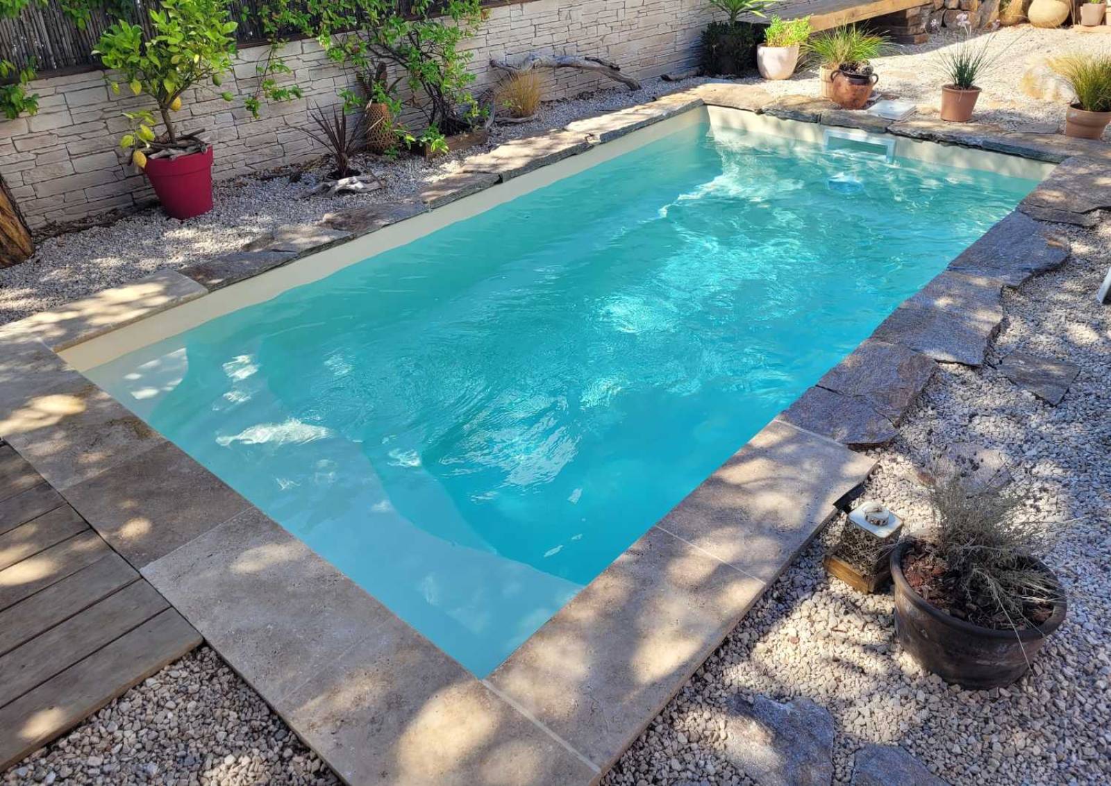 Piscine Manhattan 4 compacte installée dans un petit extérieur à Le Luc.