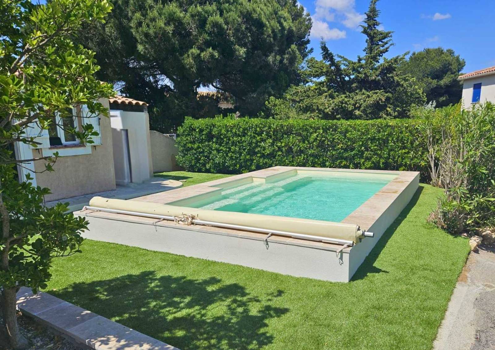 Installation d’une Paloma 8 m dans un jardin contemporain à Saint-Raphaël.