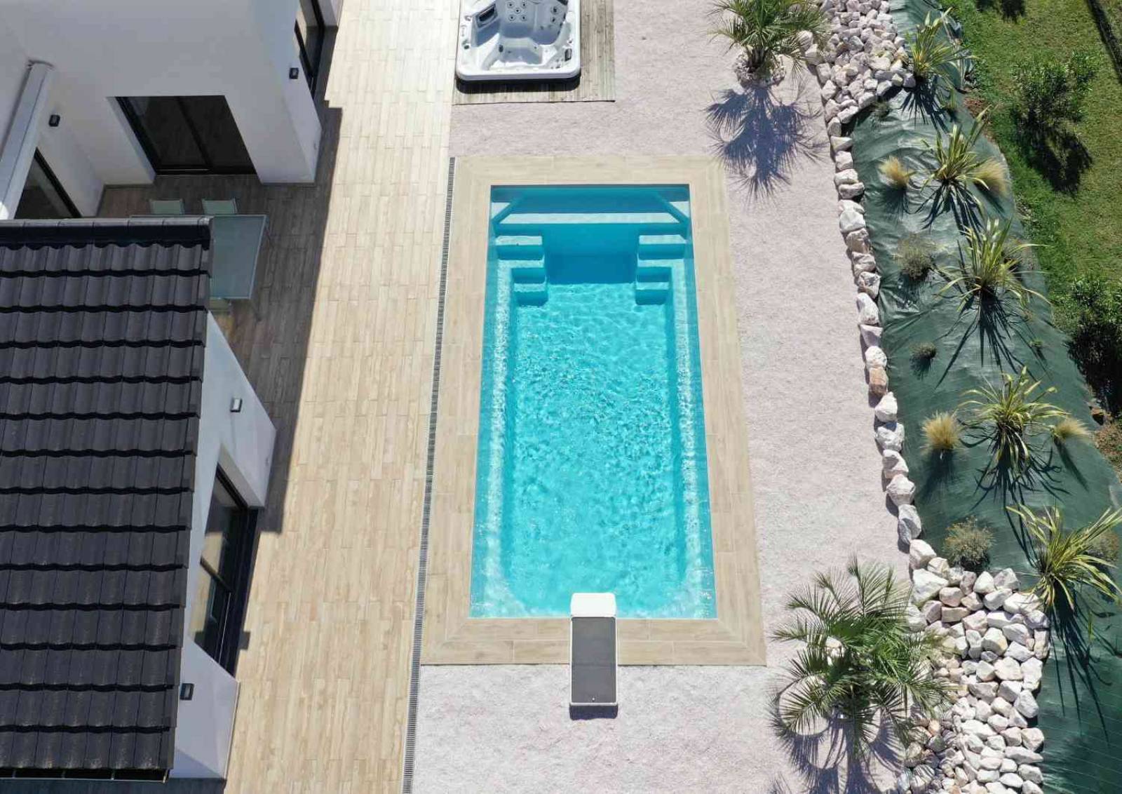 Shooter 8,20 m avec safety ledge sécurisant le bassin, installation à Saint-Tropez.