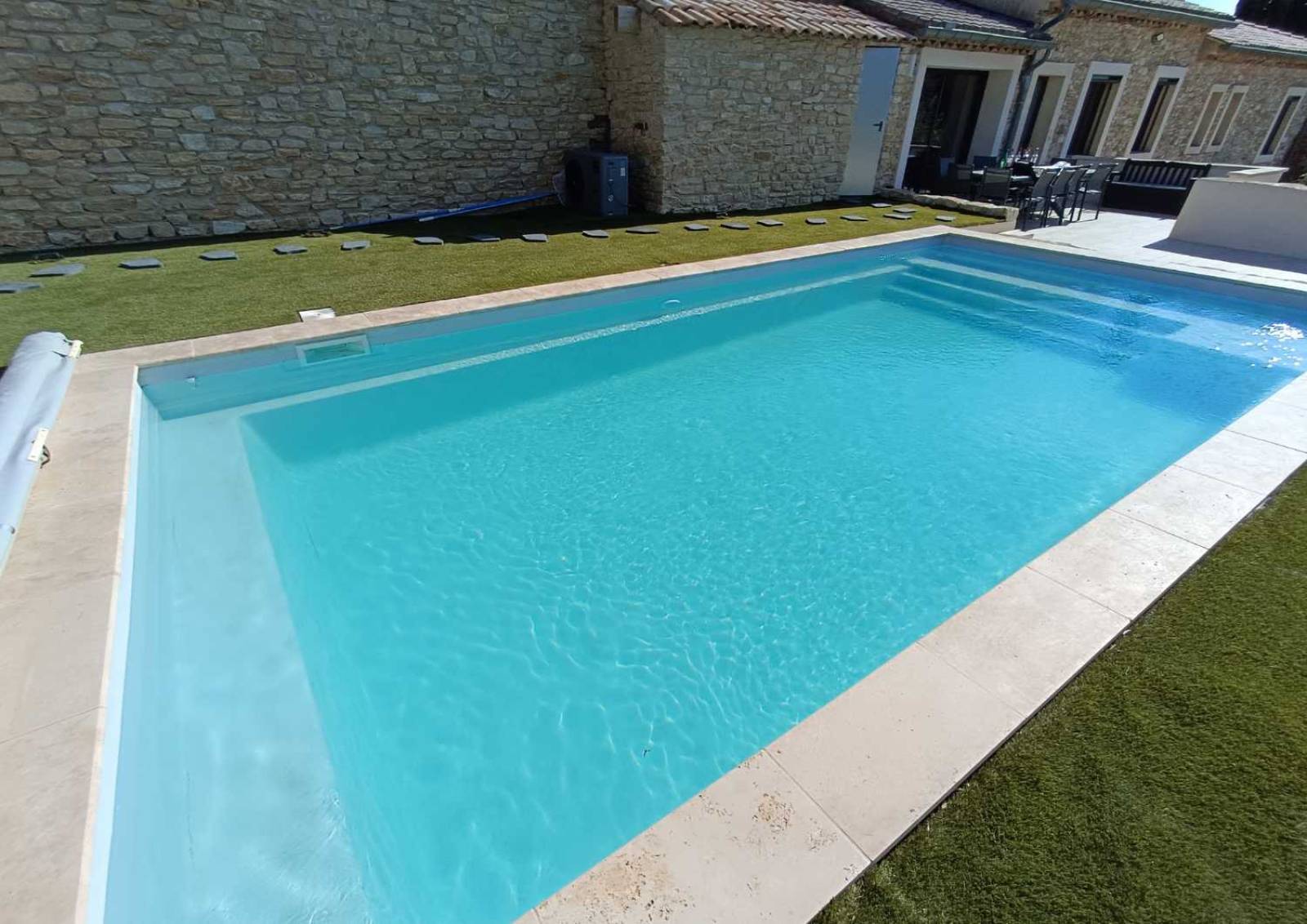 Piscine moderne Sherry Lounge 8,30 m posée à Roquebrune-sur-Argens.