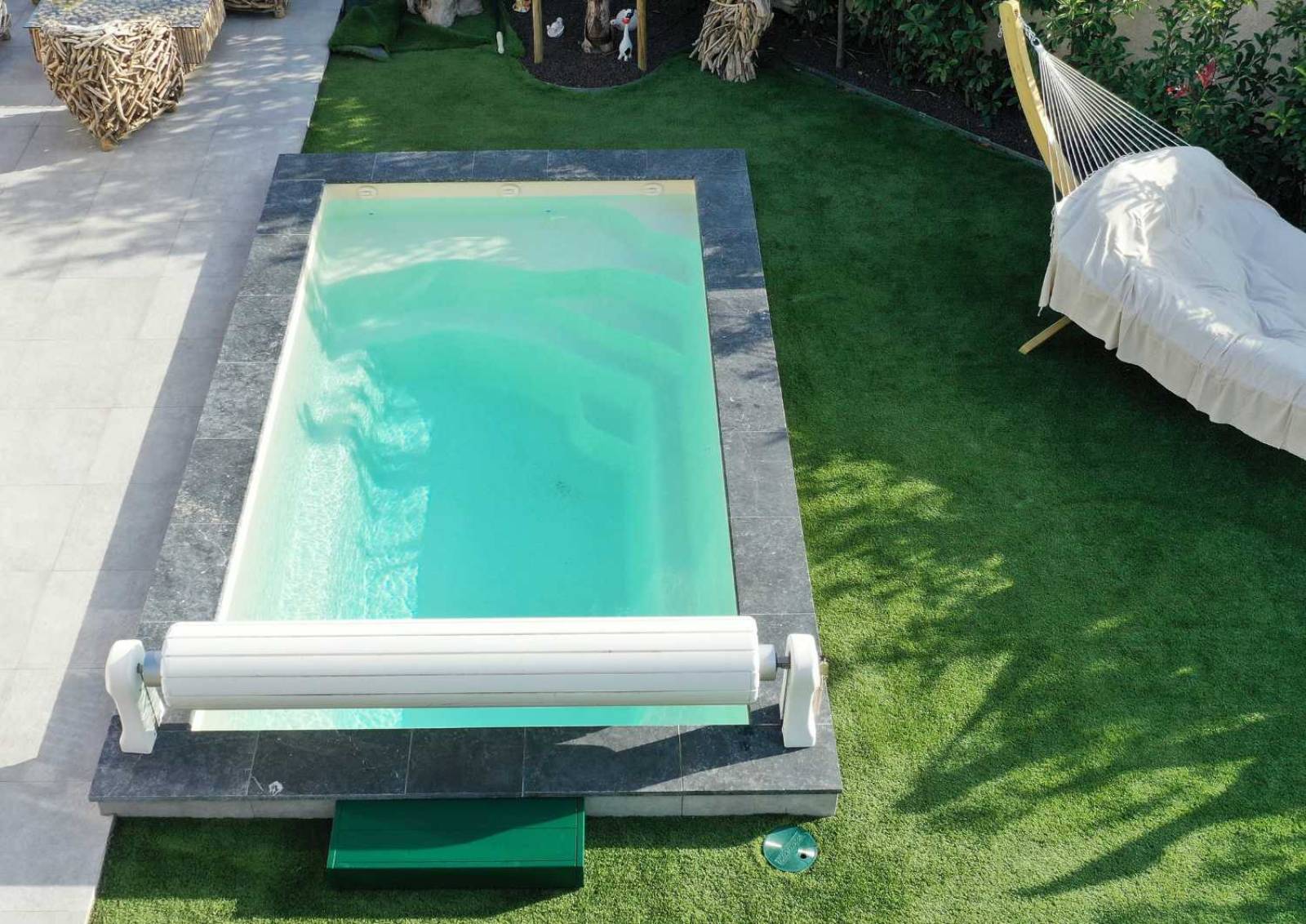 Mini-piscine Manhattan 4 inférieure à 10 m² installée à Cavalaire-sur-Mer.