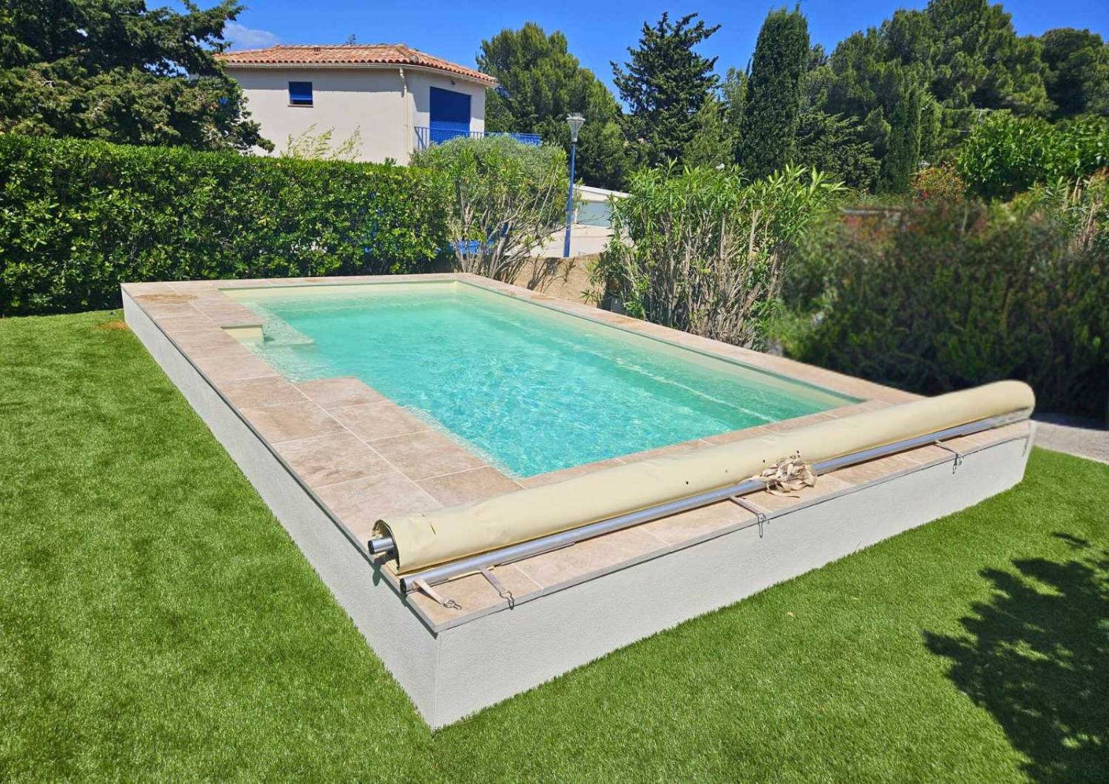 Piscine coque Paloma 8 avec Safety Ledge pour plus de sécurité à Brignoles.