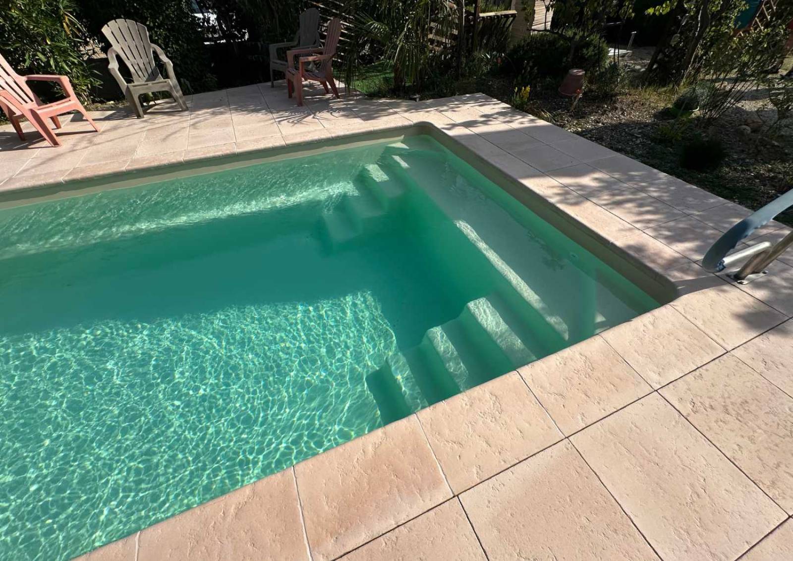 Piscine Sunshine 6,20 m avec banquette conviviale installée à La Londe-les-Maures.
