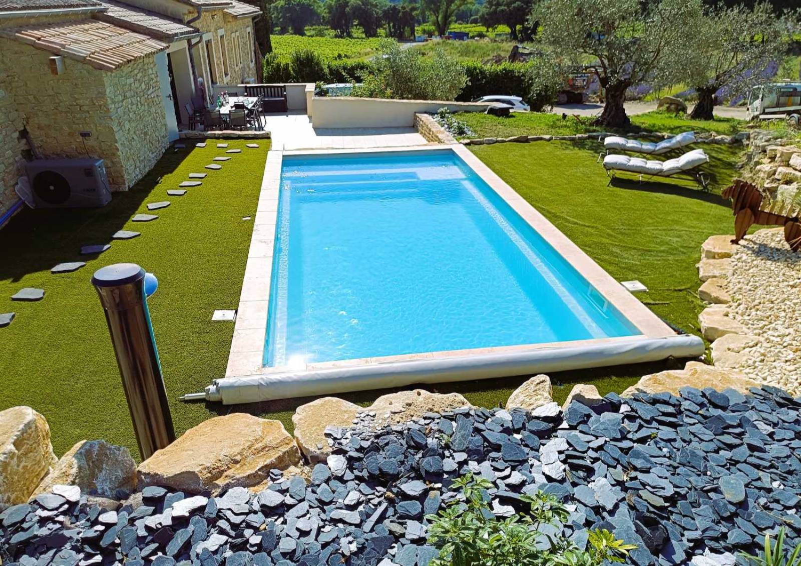 Piscine Sherry Lounge 8,30 m intégrée dans un extérieur contemporain à Vidauban.