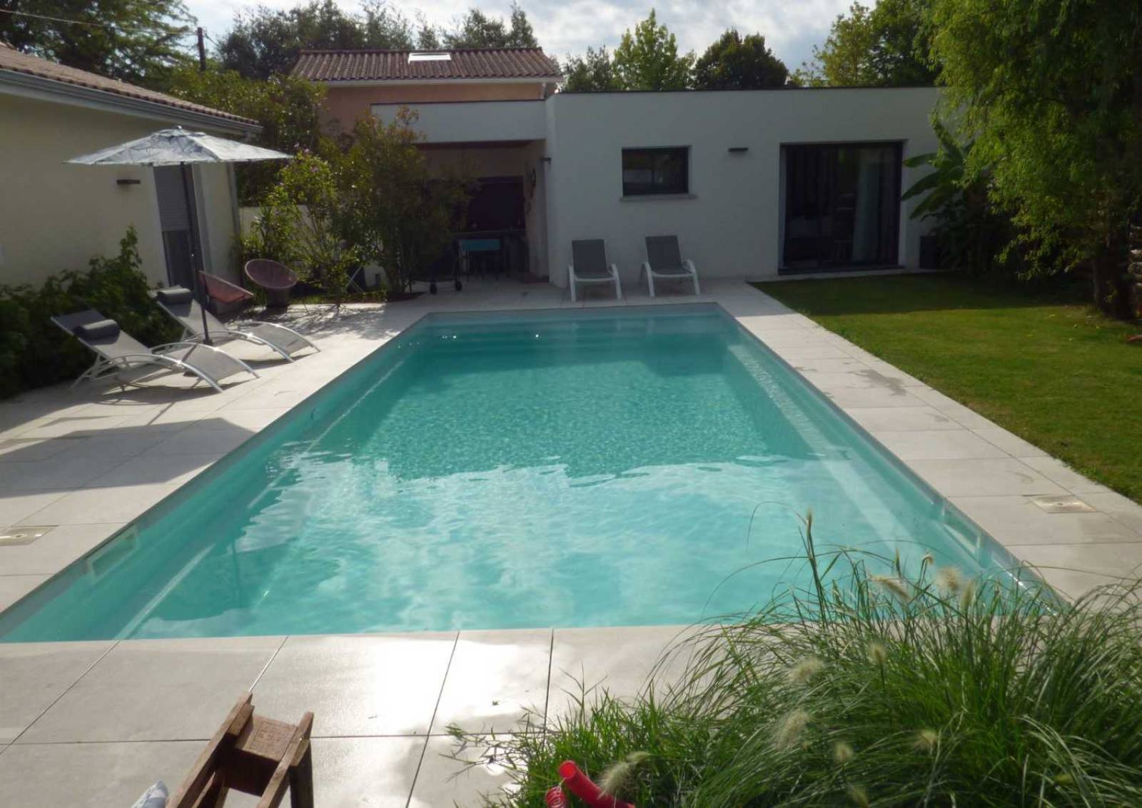 Piscine coque Sherry Lounge 9,30 m avec Safety Ledge à Solliès-Pont.