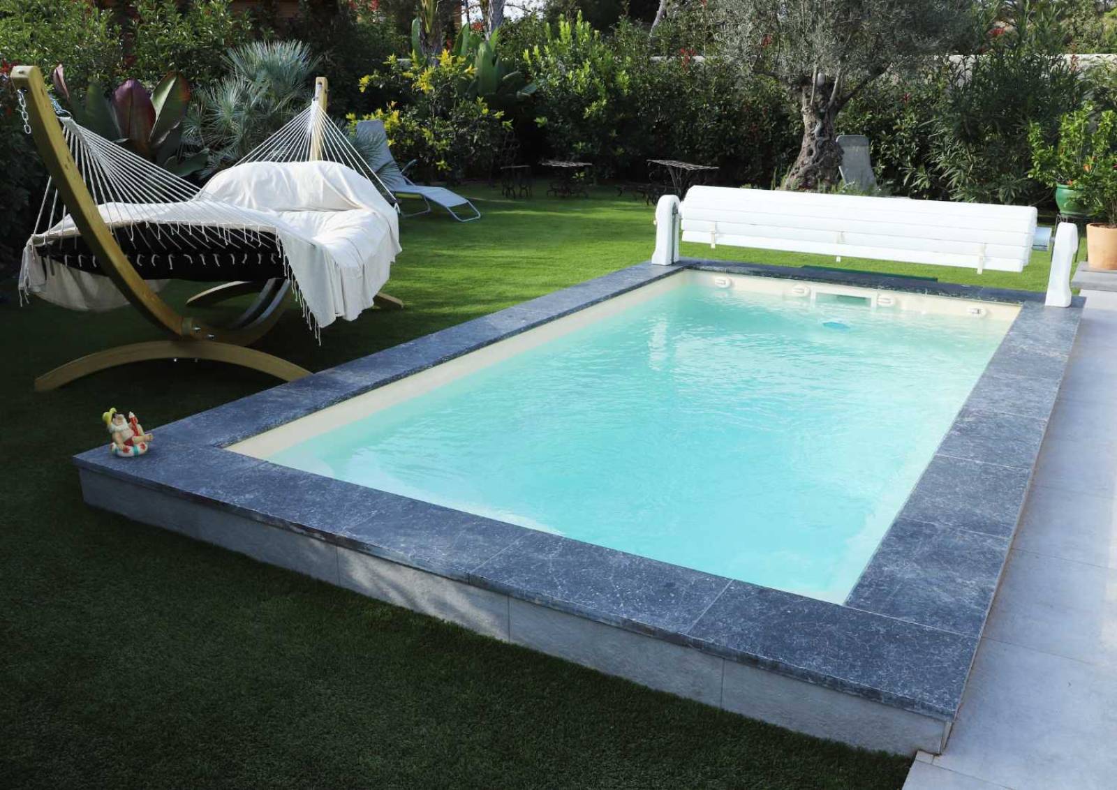 Mini-piscine Manhattan 4 posée à Brignoles pour un espace réduit et élégant.