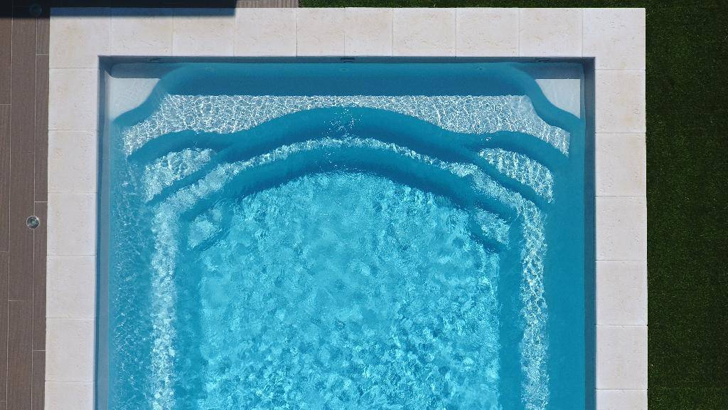 esclaier moderne d'une piscine coque dans le Var